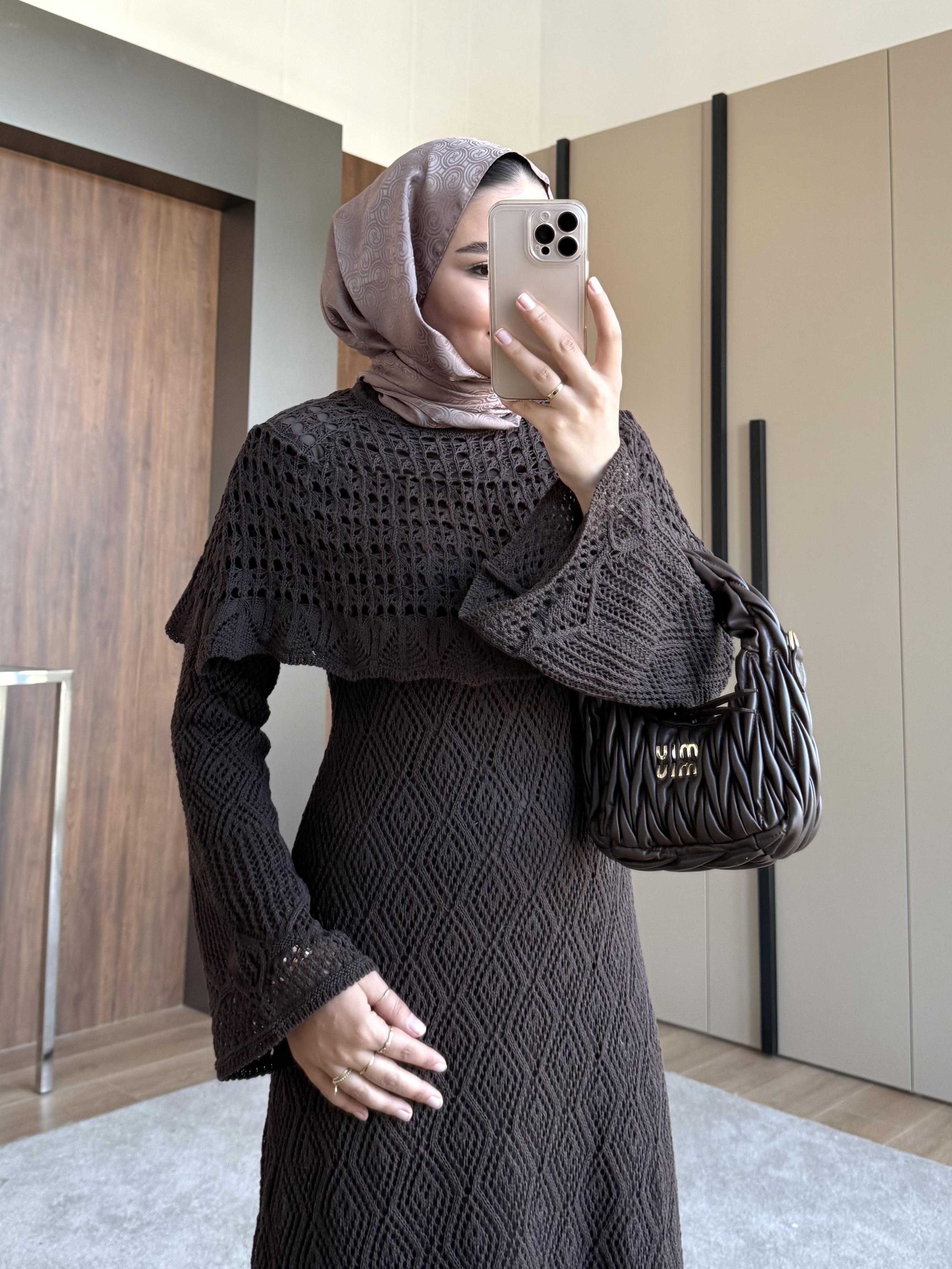 OMUZ DETAYLI FİLELİ ELBİSE KAHVE