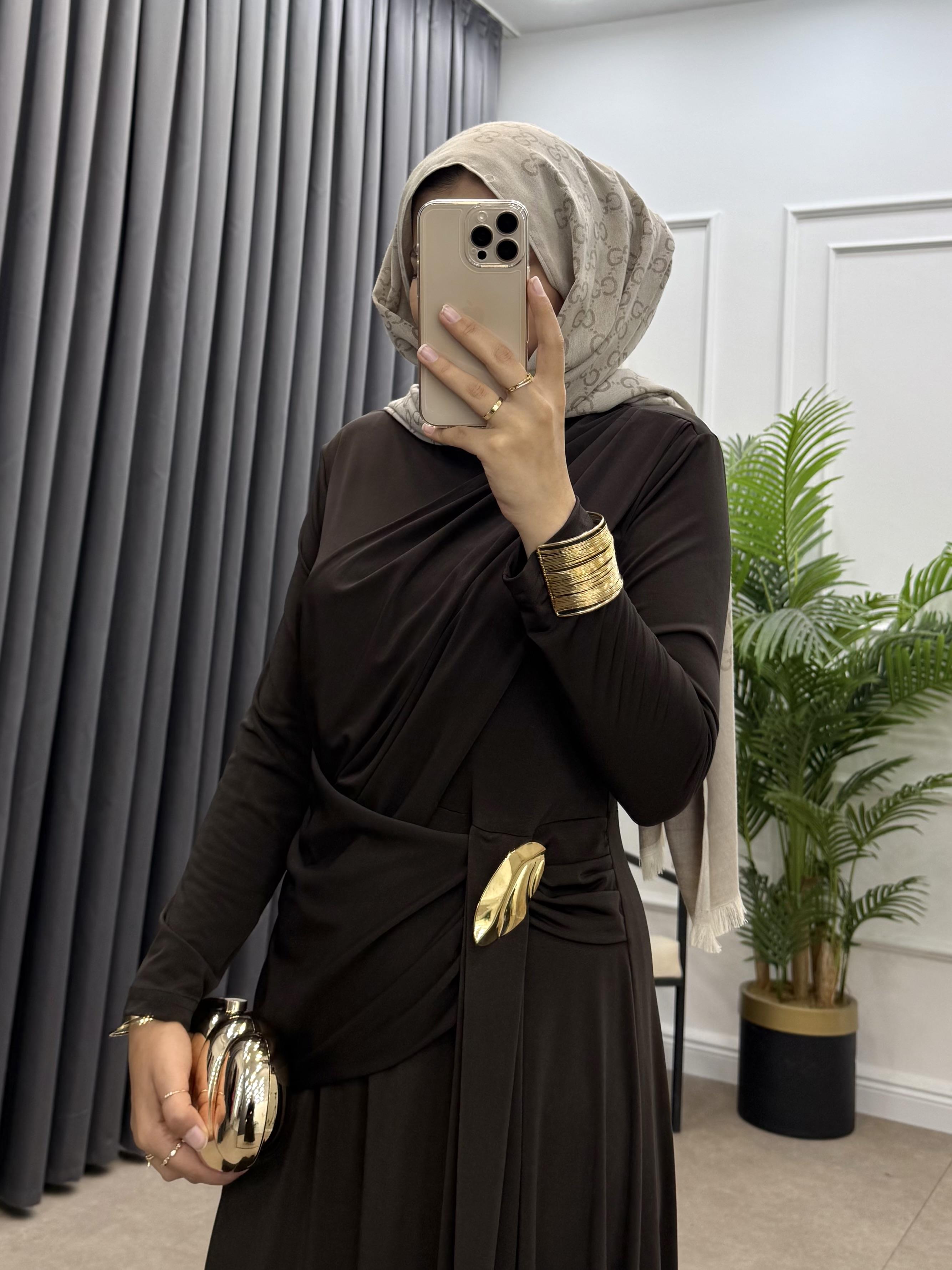 ÖN VOLANLI BEL TOKALI ELBİSE KAHVE