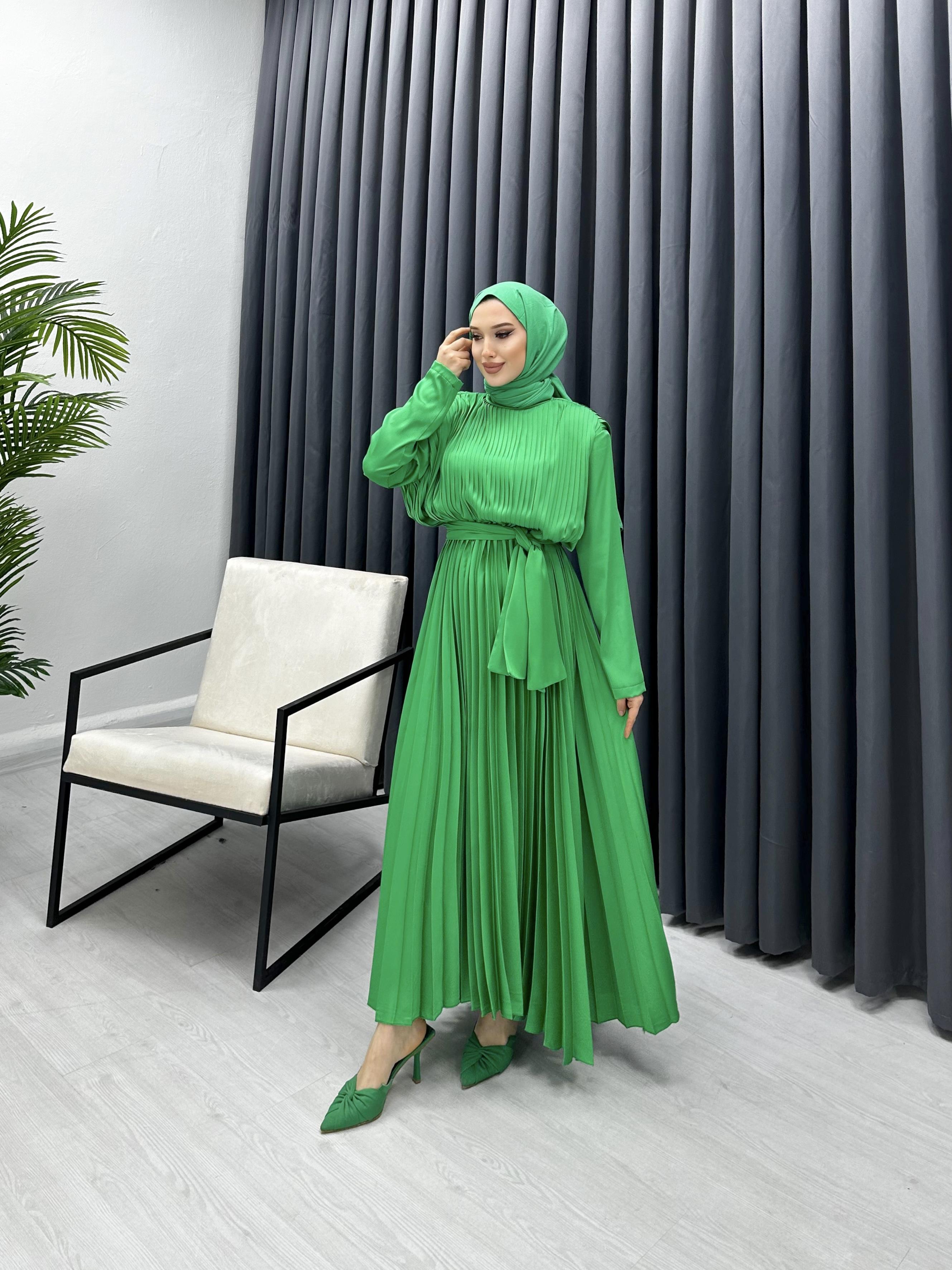 PİLİSE DETAY ELBİSE YEŞİL