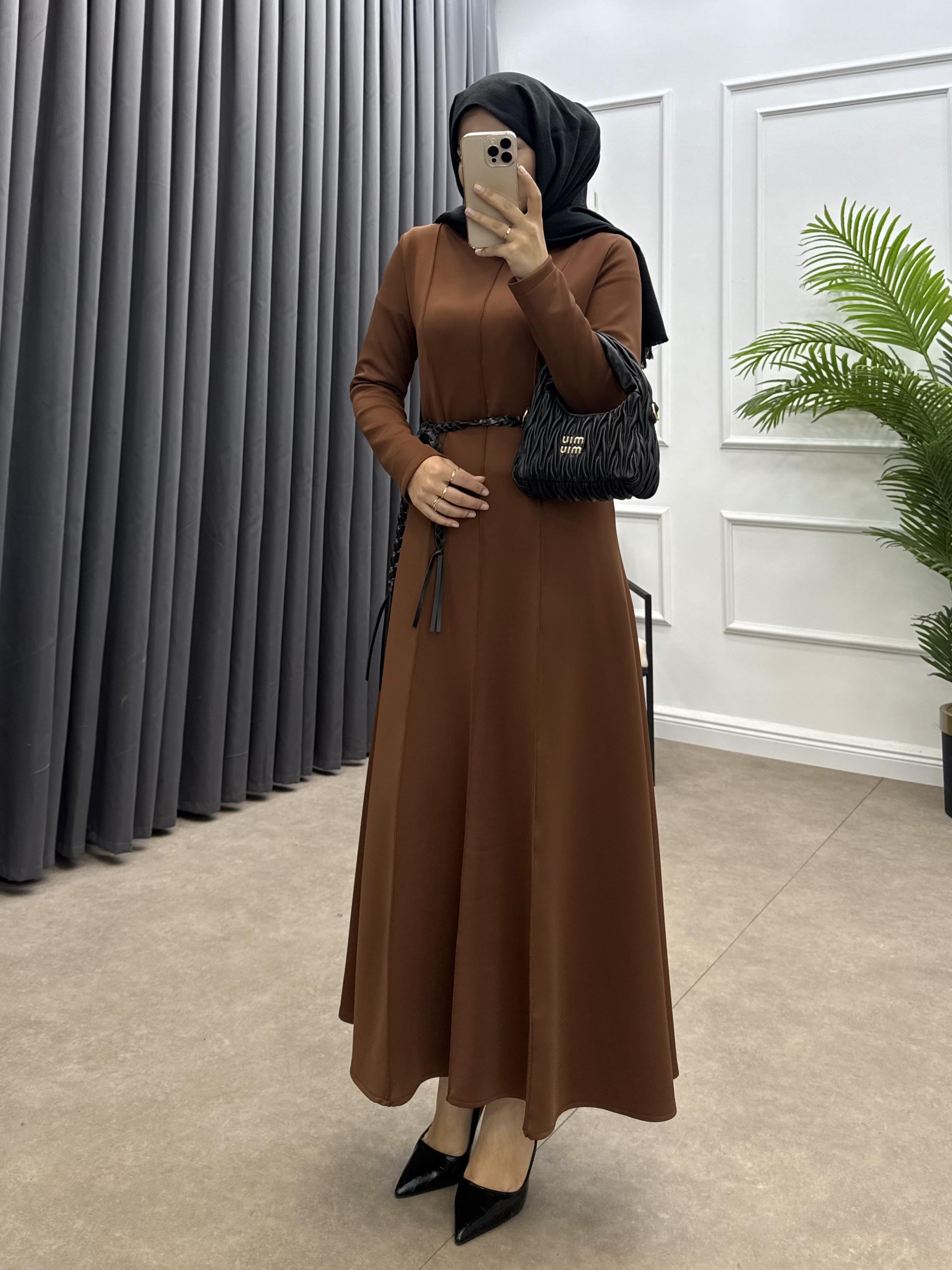 SCUBA ÖRGÜ KEMERLİ ELBİSE TABA