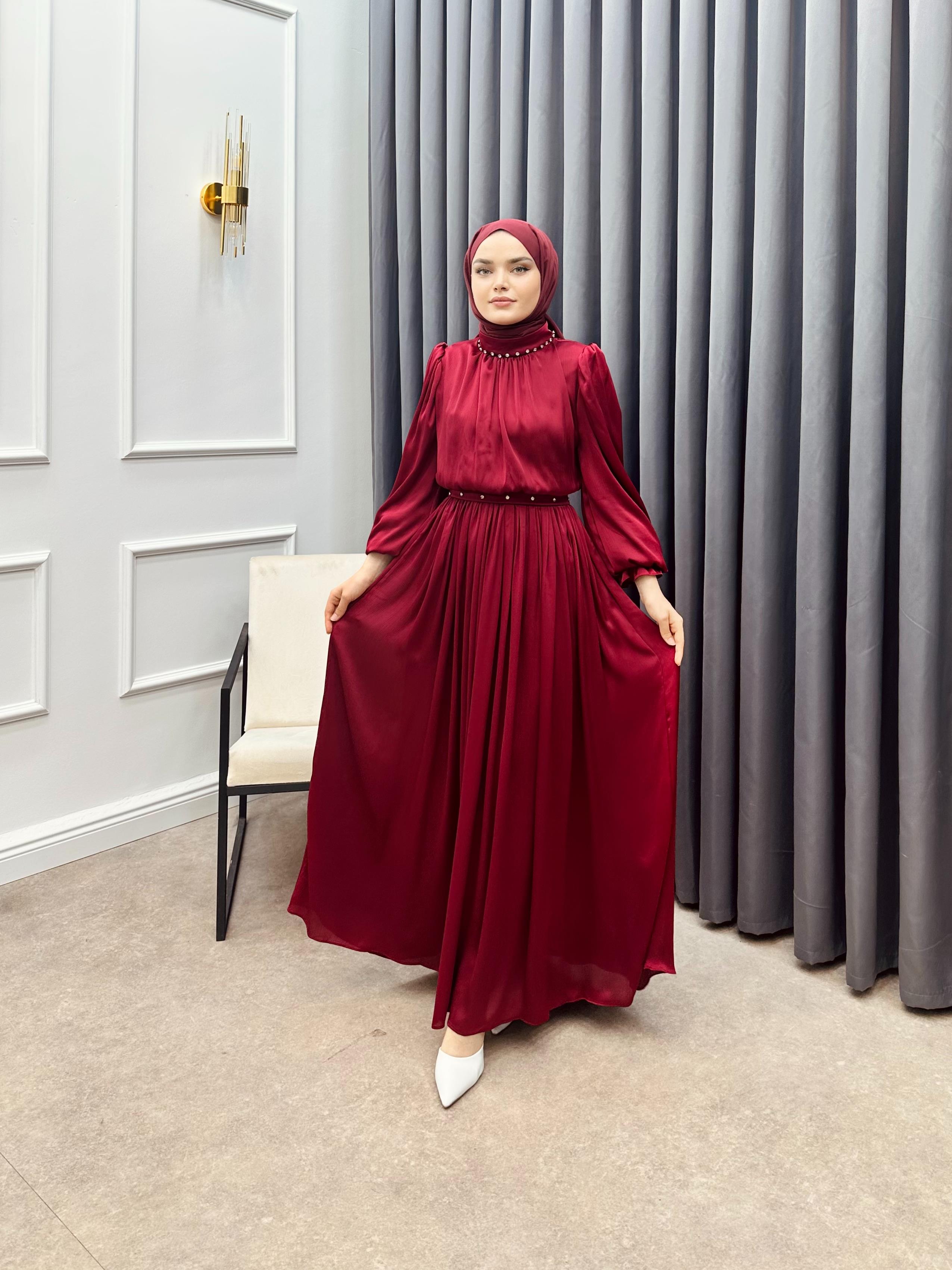 TAŞ İŞLEMELİ BELİ LASTİKLİ SATEN ELBİSE BORDO