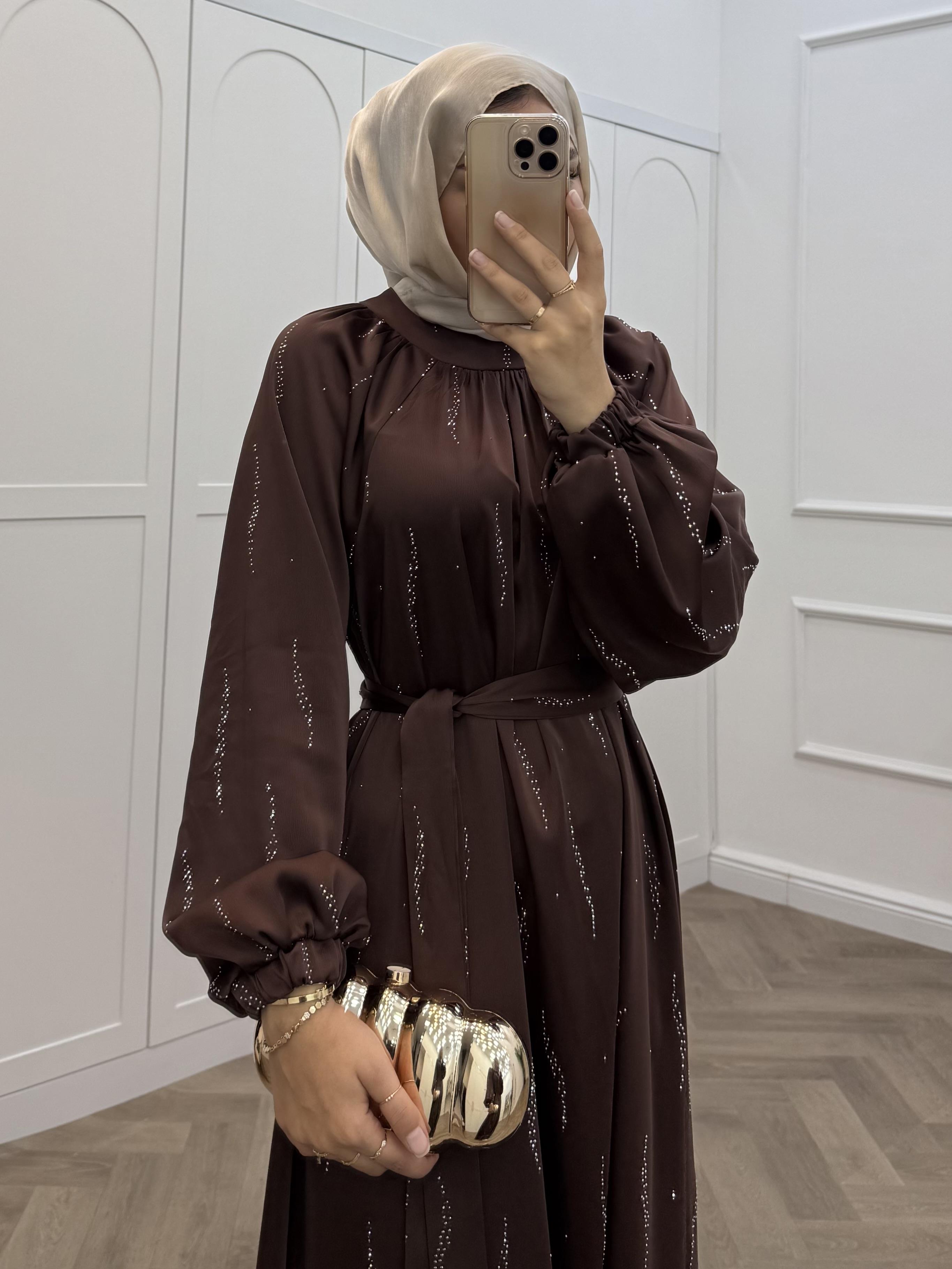 TAŞLI SATEN ELBİSE KAHVE