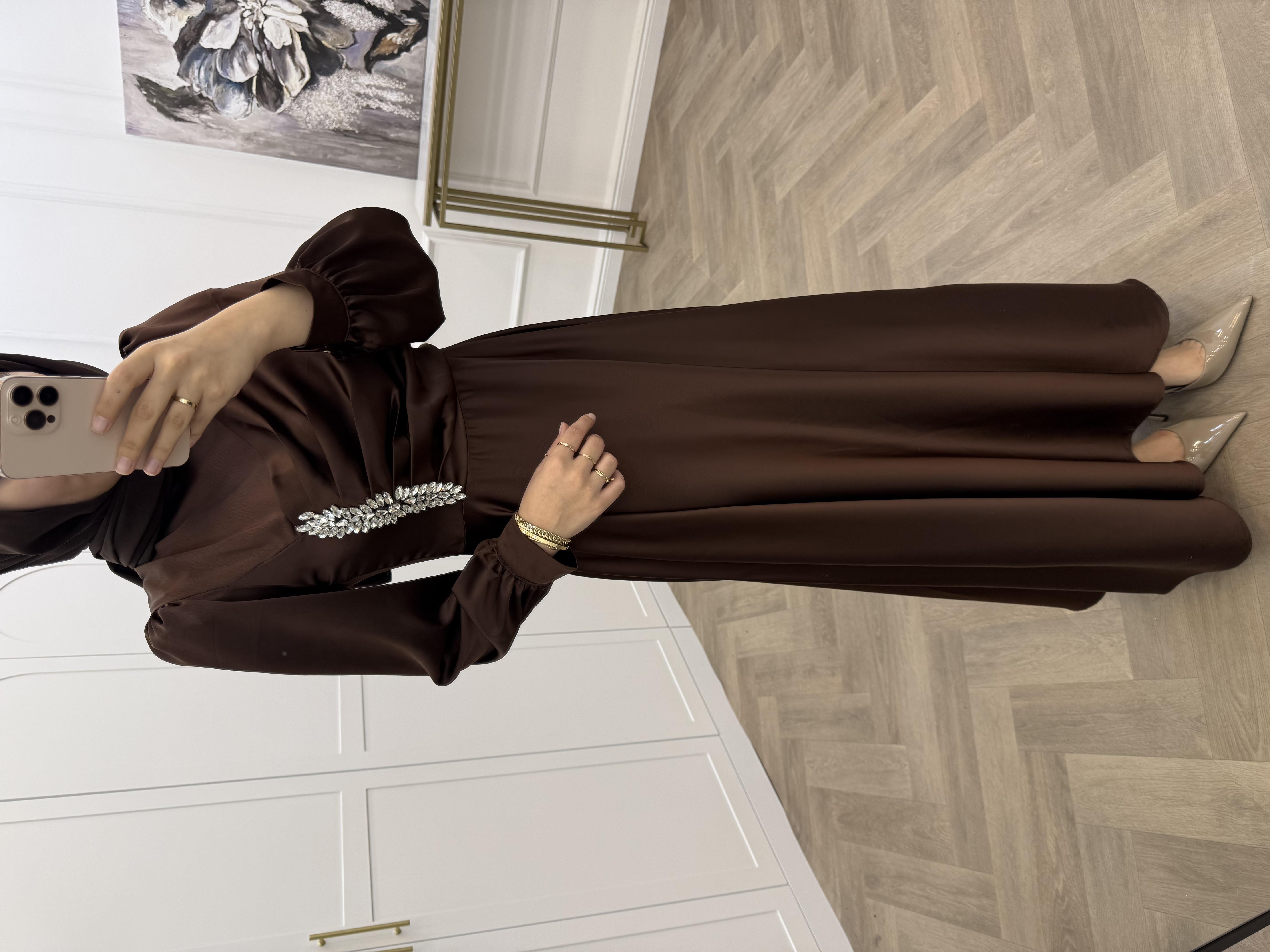 TAŞLI SATEN ELBİSE KAHVE