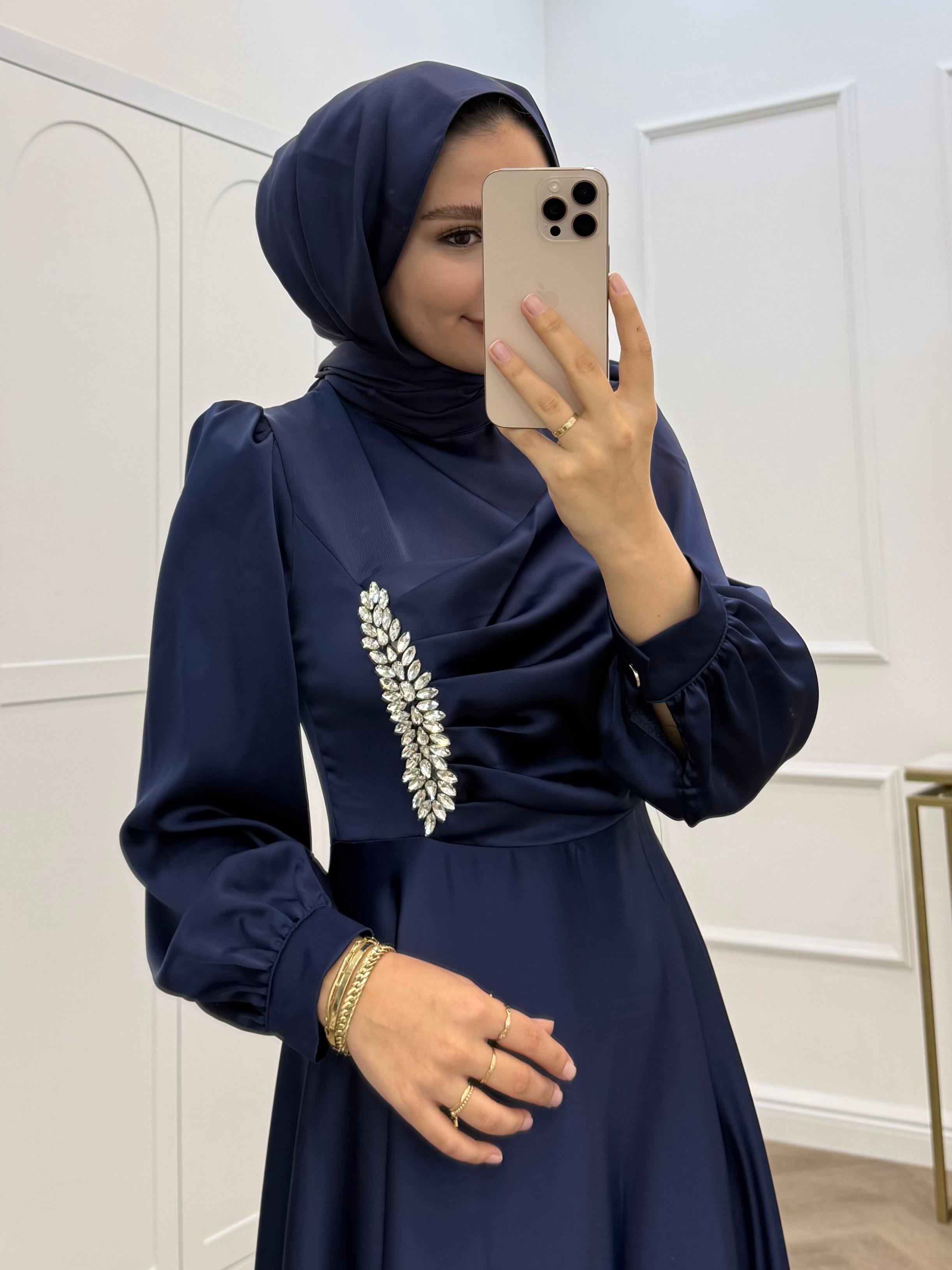 TAŞLI SATEN ELBİSE LACİVERT