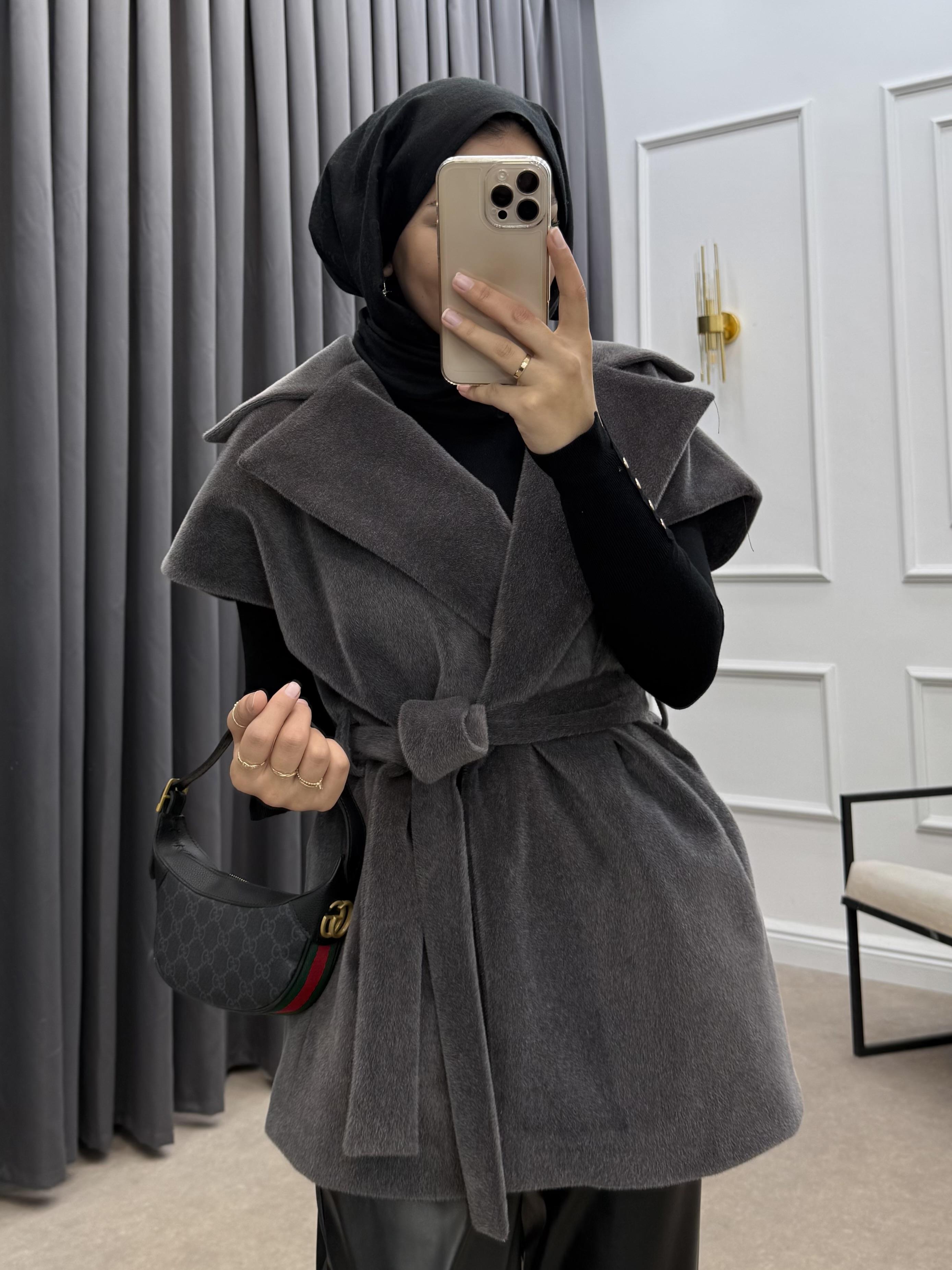 TAY TÜYÜ KEMERLİ YELEK FÜME