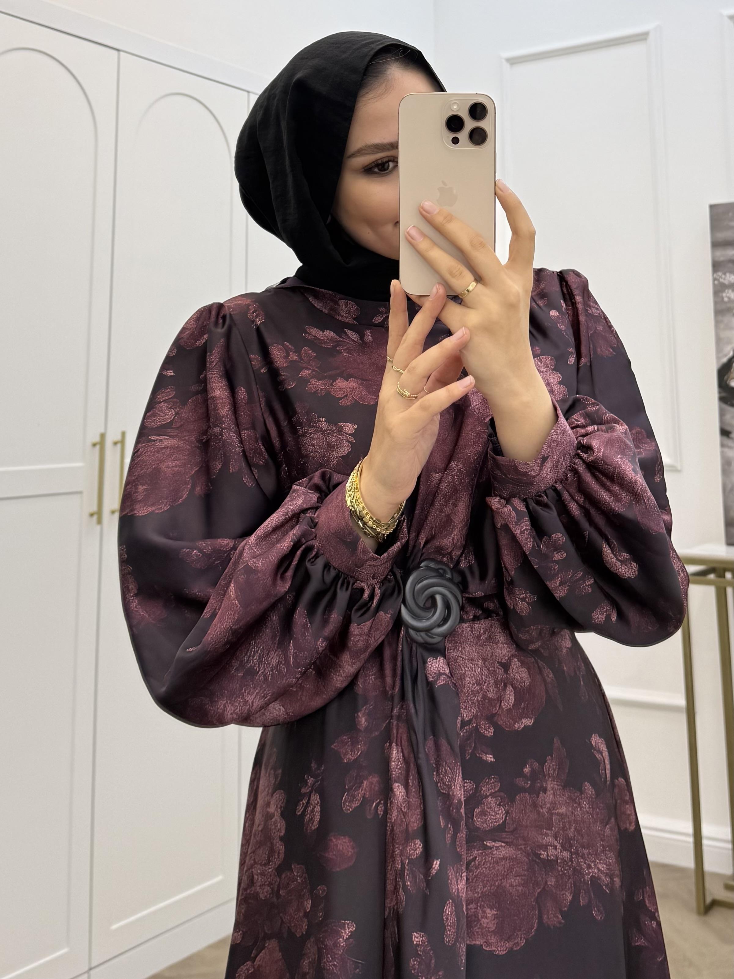 TOKALI ÇİÇEK DESENLİ SATEN ELBİSE MÜRDÜM