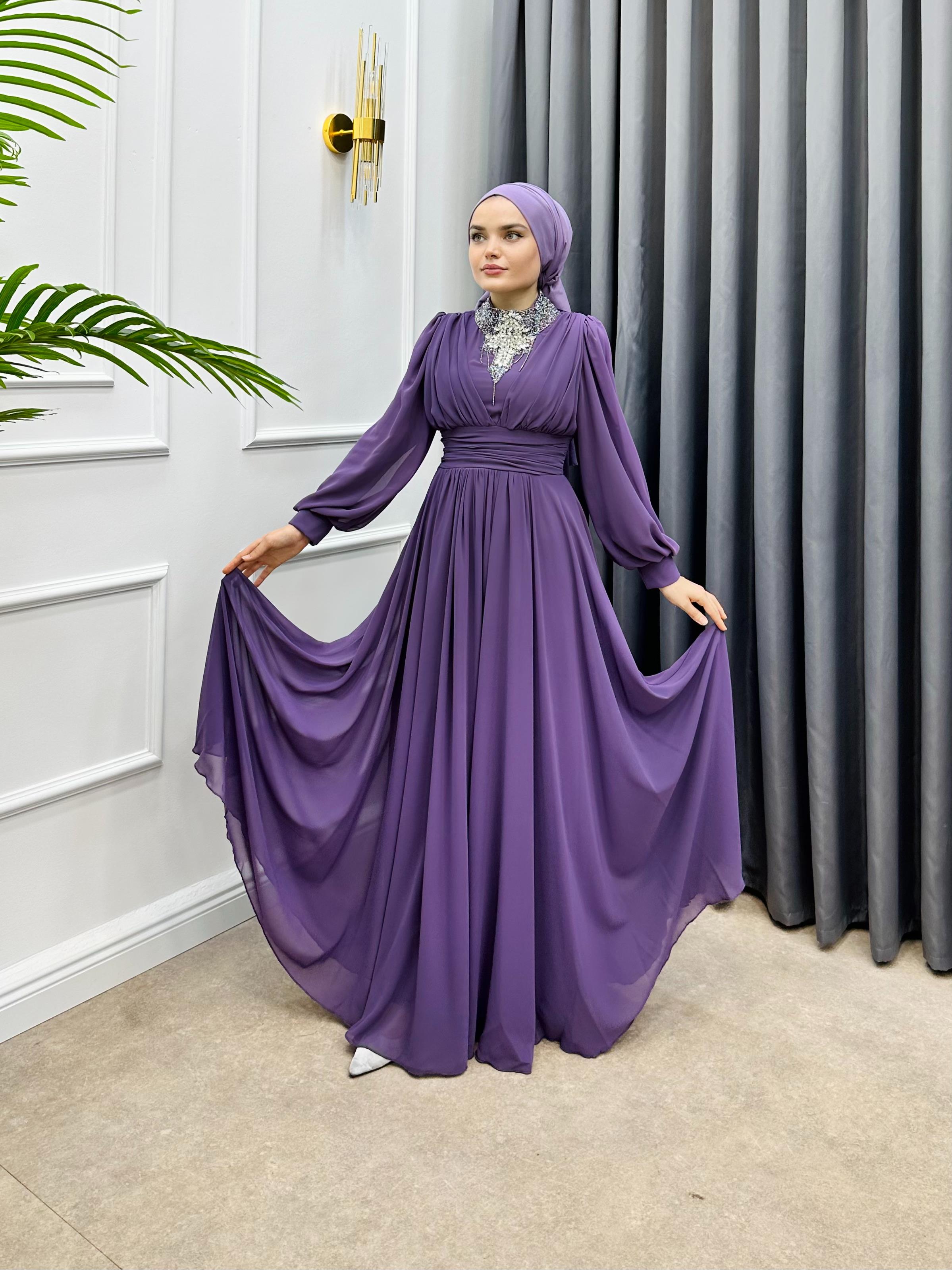 YAKASI TAŞ DETAY ŞİFON ELBİSE MOR