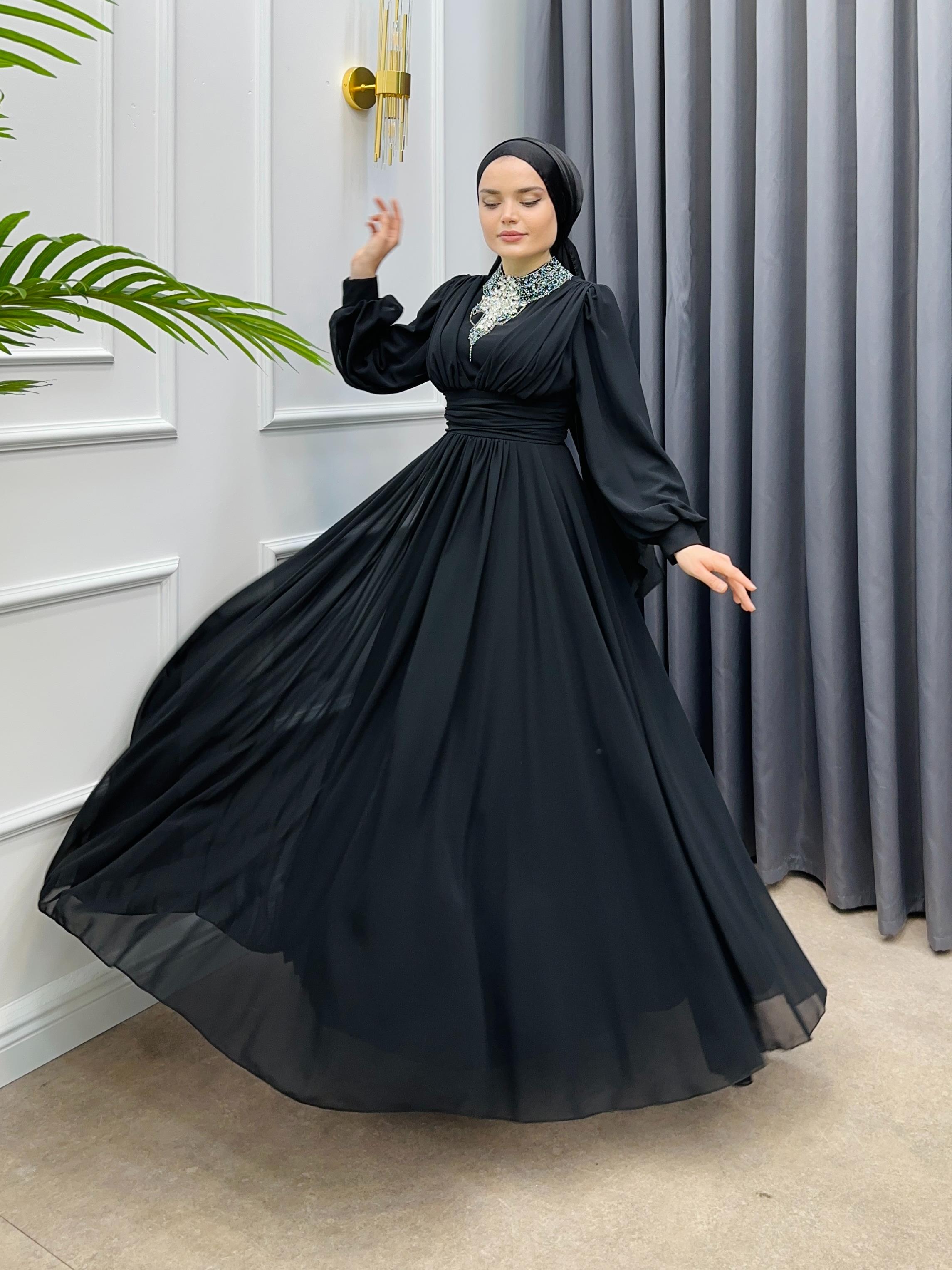 YAKASI TAŞ DETAY ŞİFON ELBİSE SİYAH