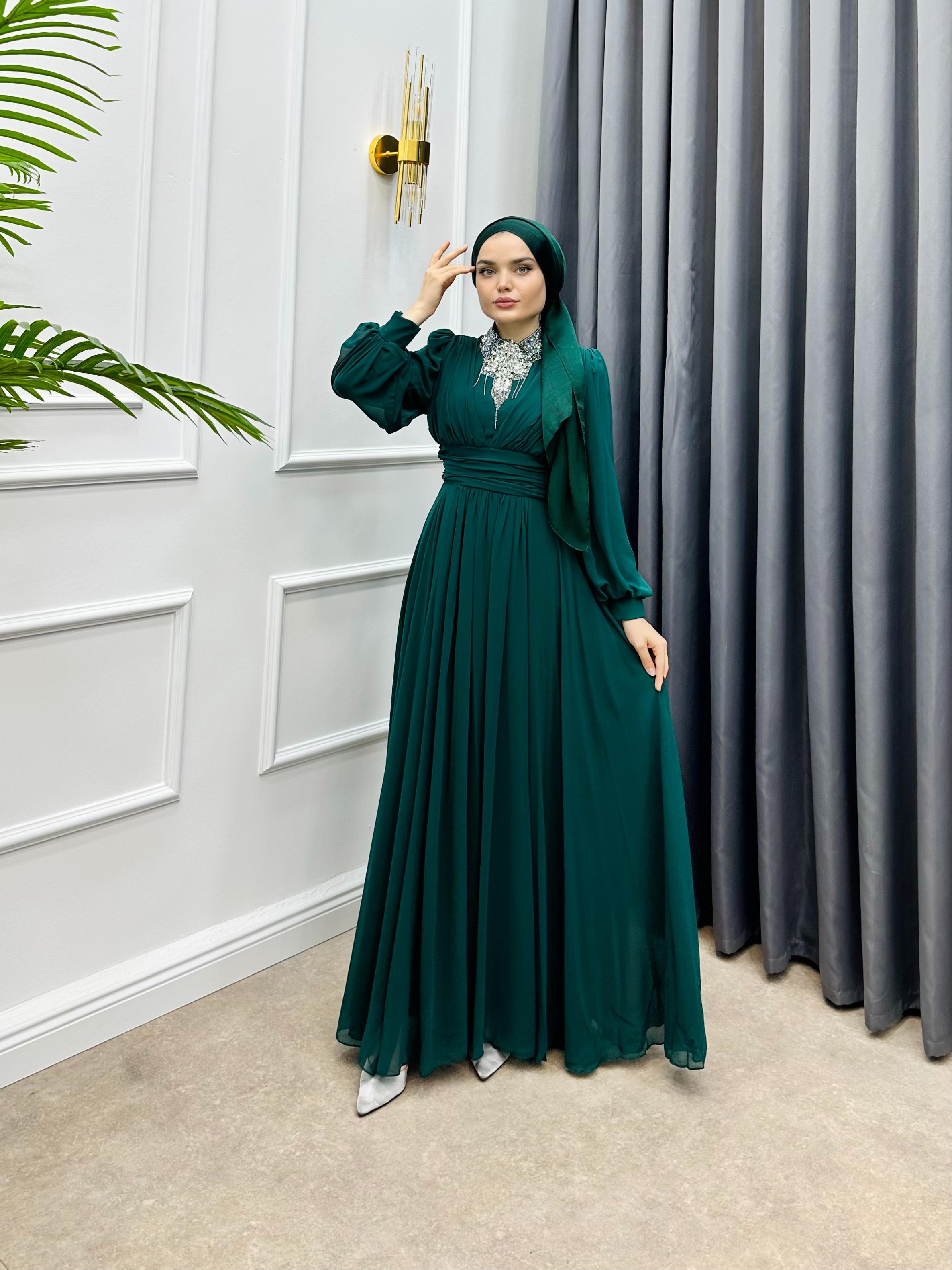 YAKASI TAŞ DETAY ŞİFON ELBİSE ZÜMRÜT