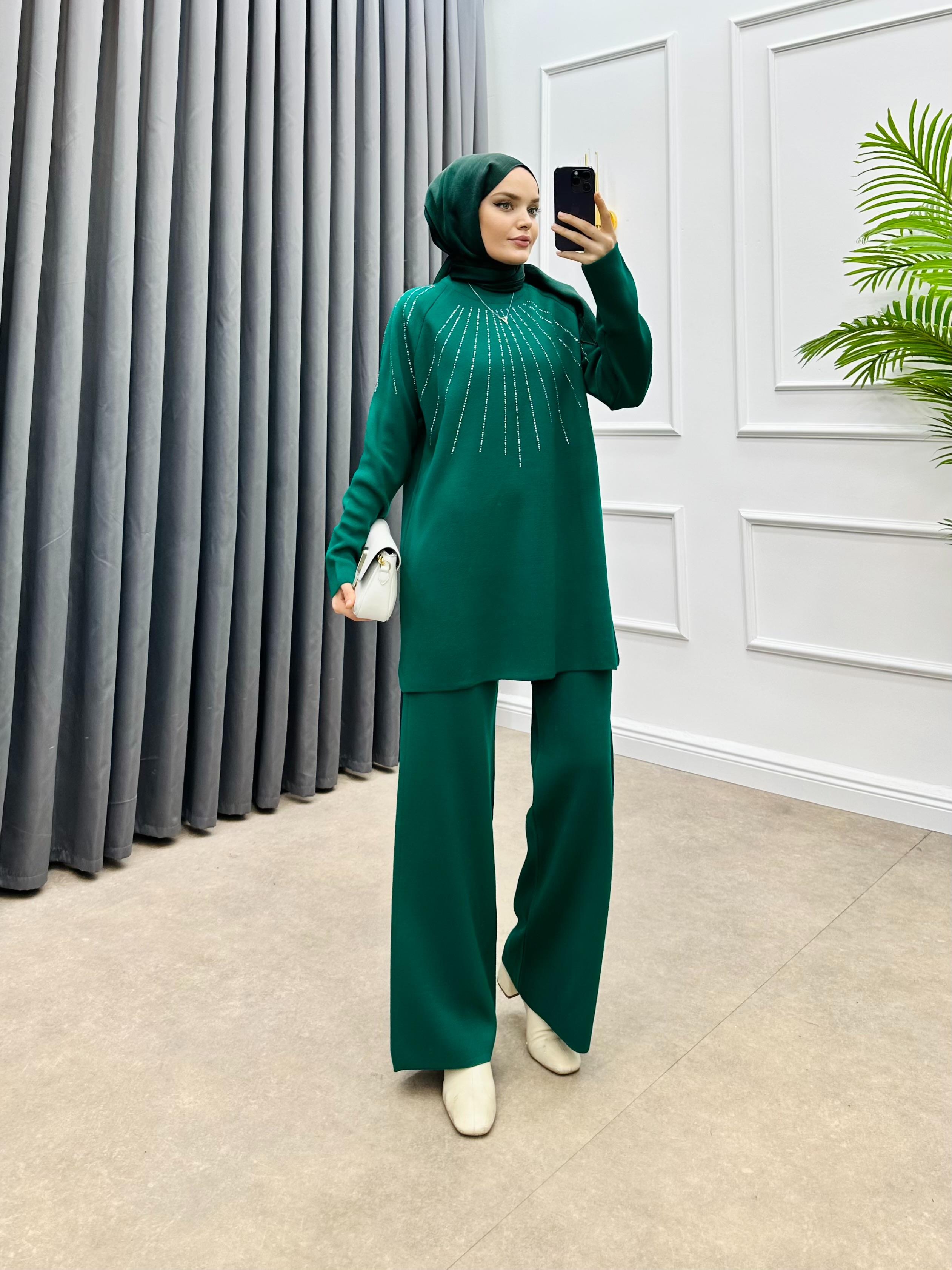 YAKASI TAŞ DETAY TRİKO TAKIM PETROL