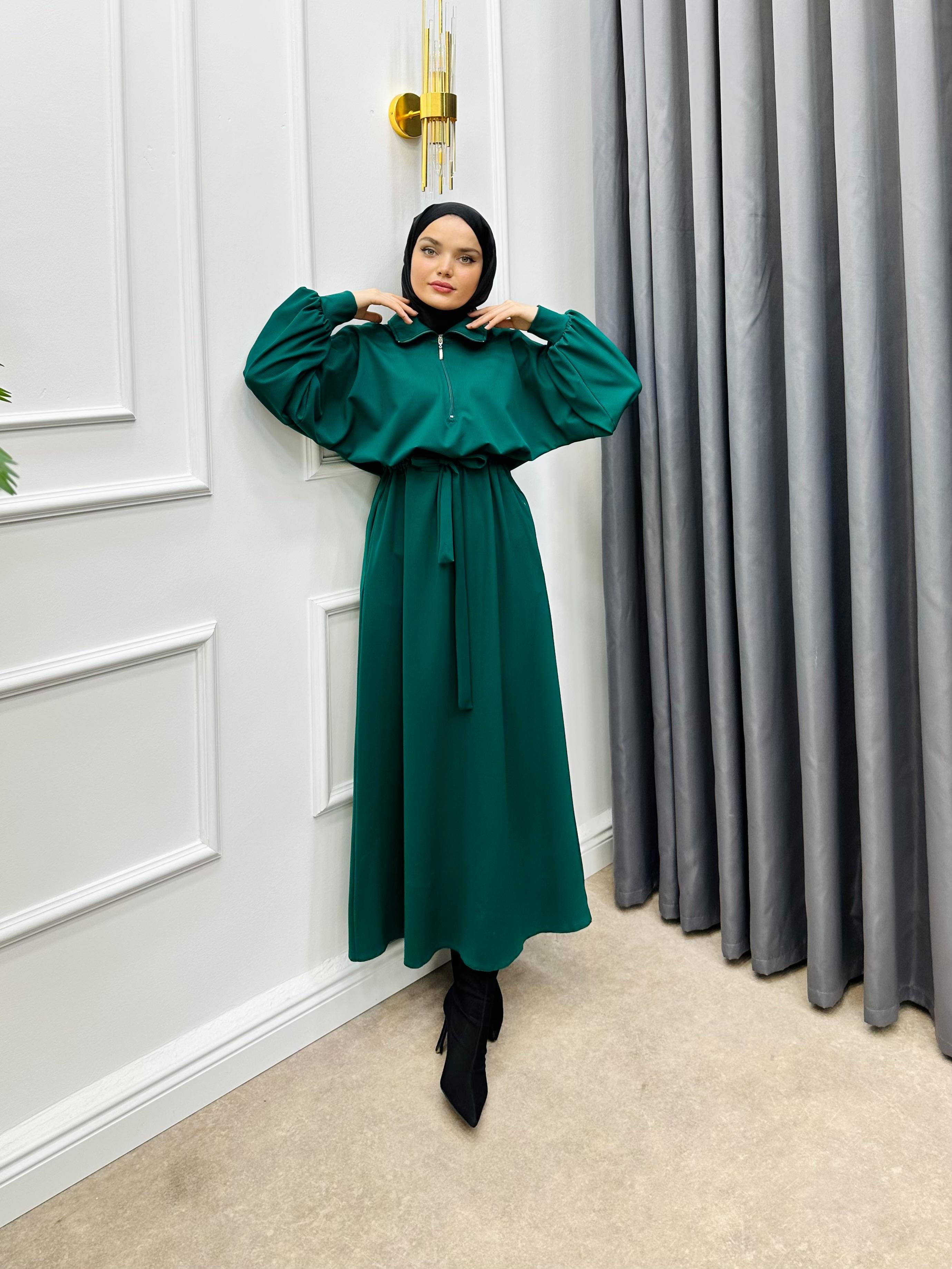 YARIM FERMUARLI BELDEN BAĞLAMALI ELBİSE ZÜMRÜT