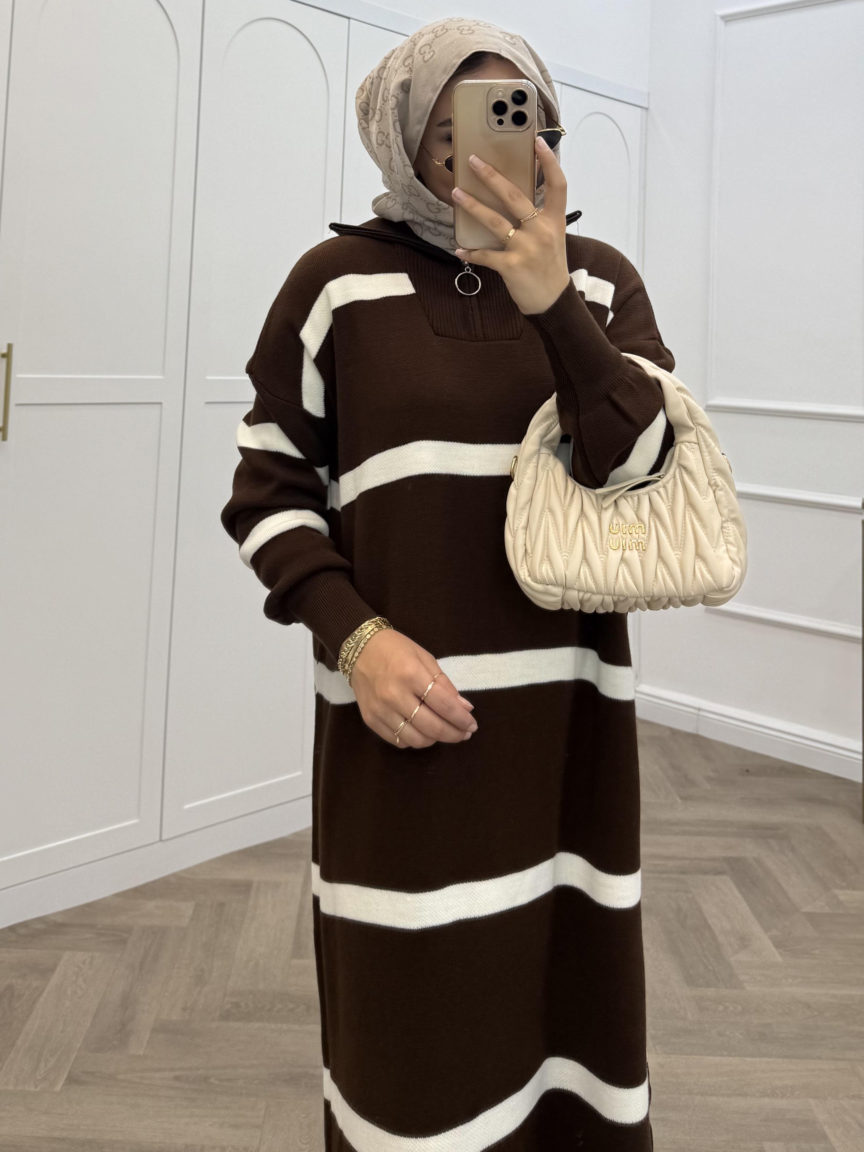 YARIM FERMUARLI ÇİZGİLİ TRİKO ELBİSE KAHVE