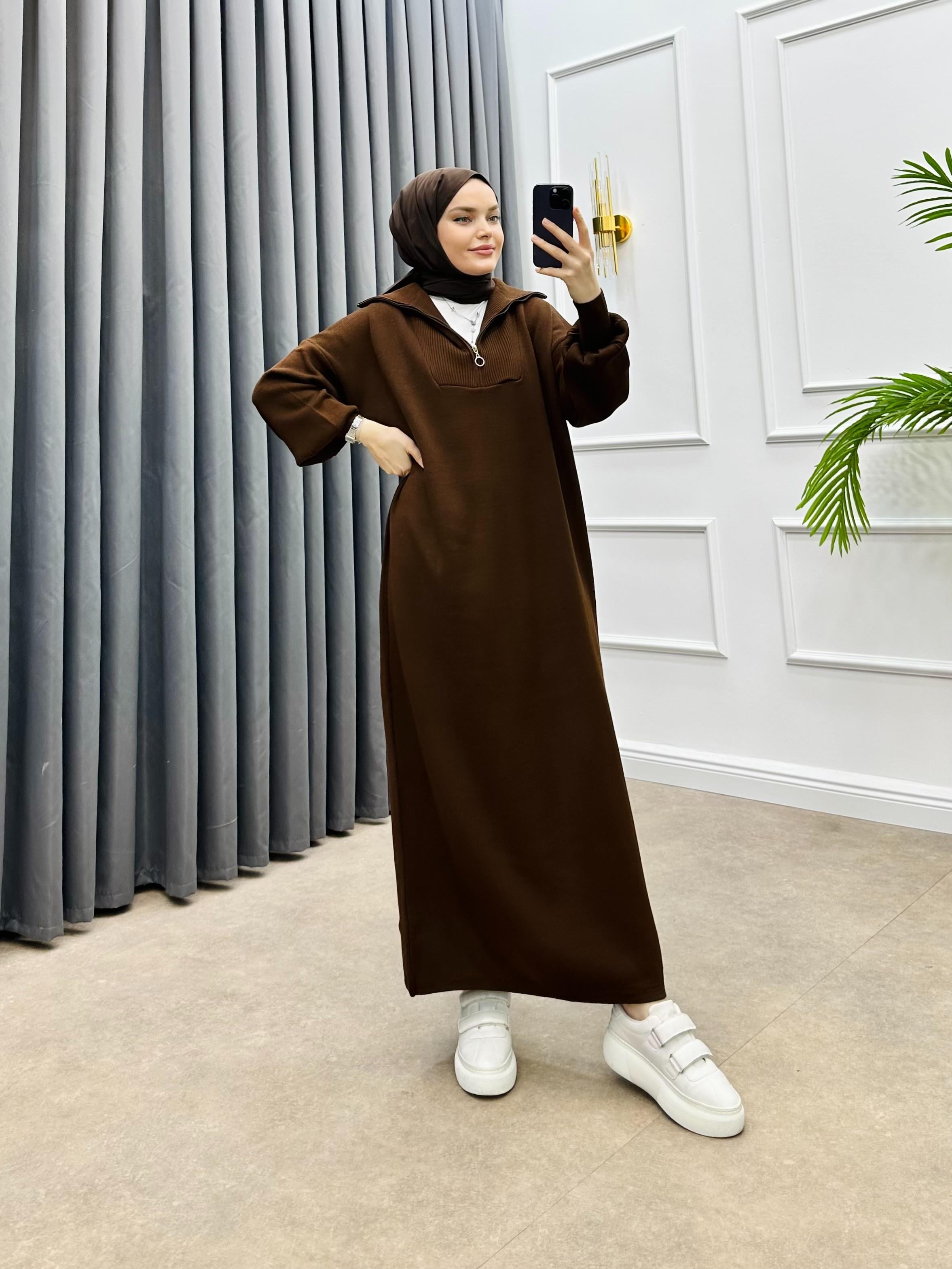 YARIM FERMUARLI TRİKO ELBİSE KAHVE