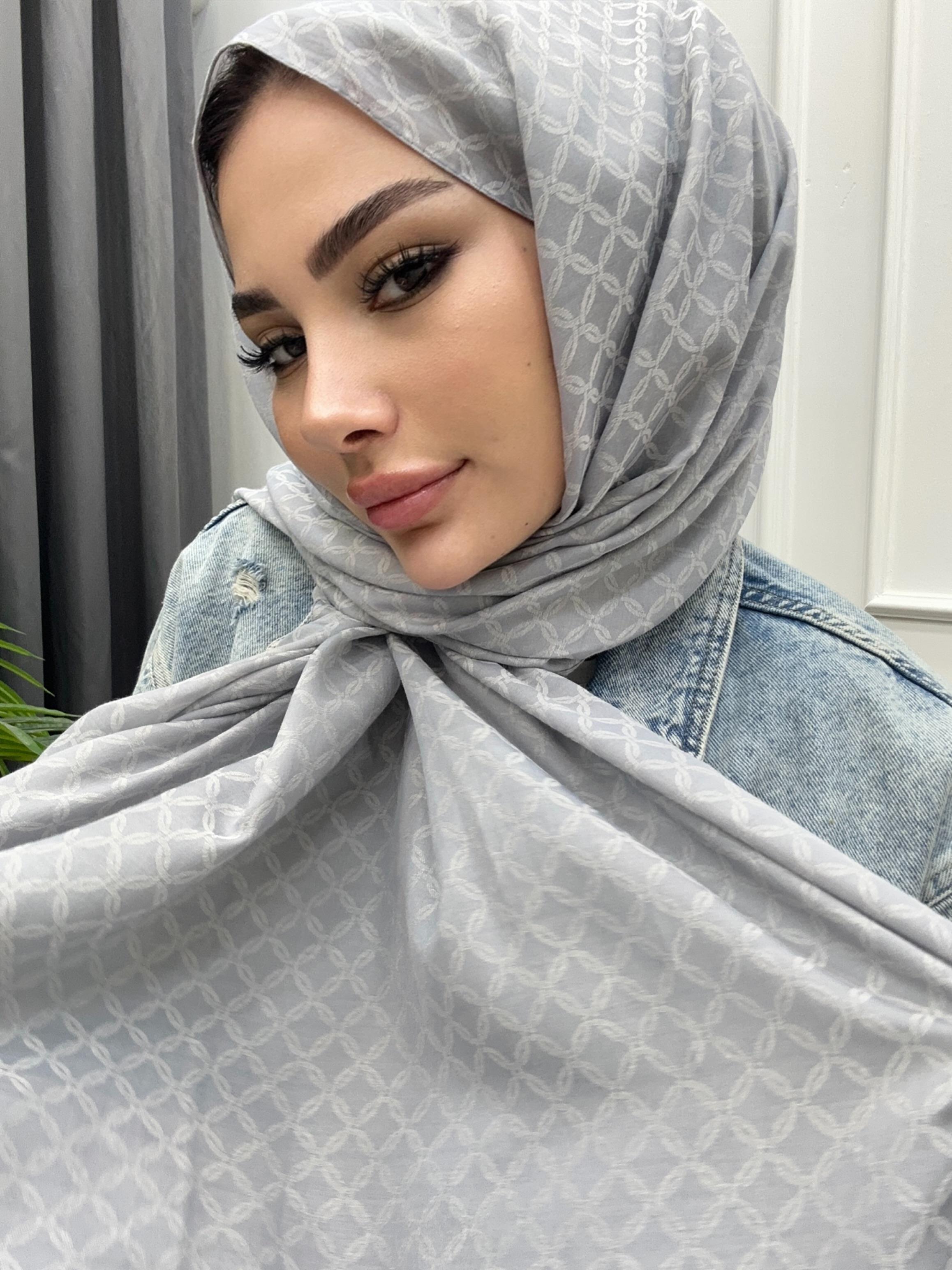 YAZ ESİNTİSİ DESENLİ ŞAL GRİ