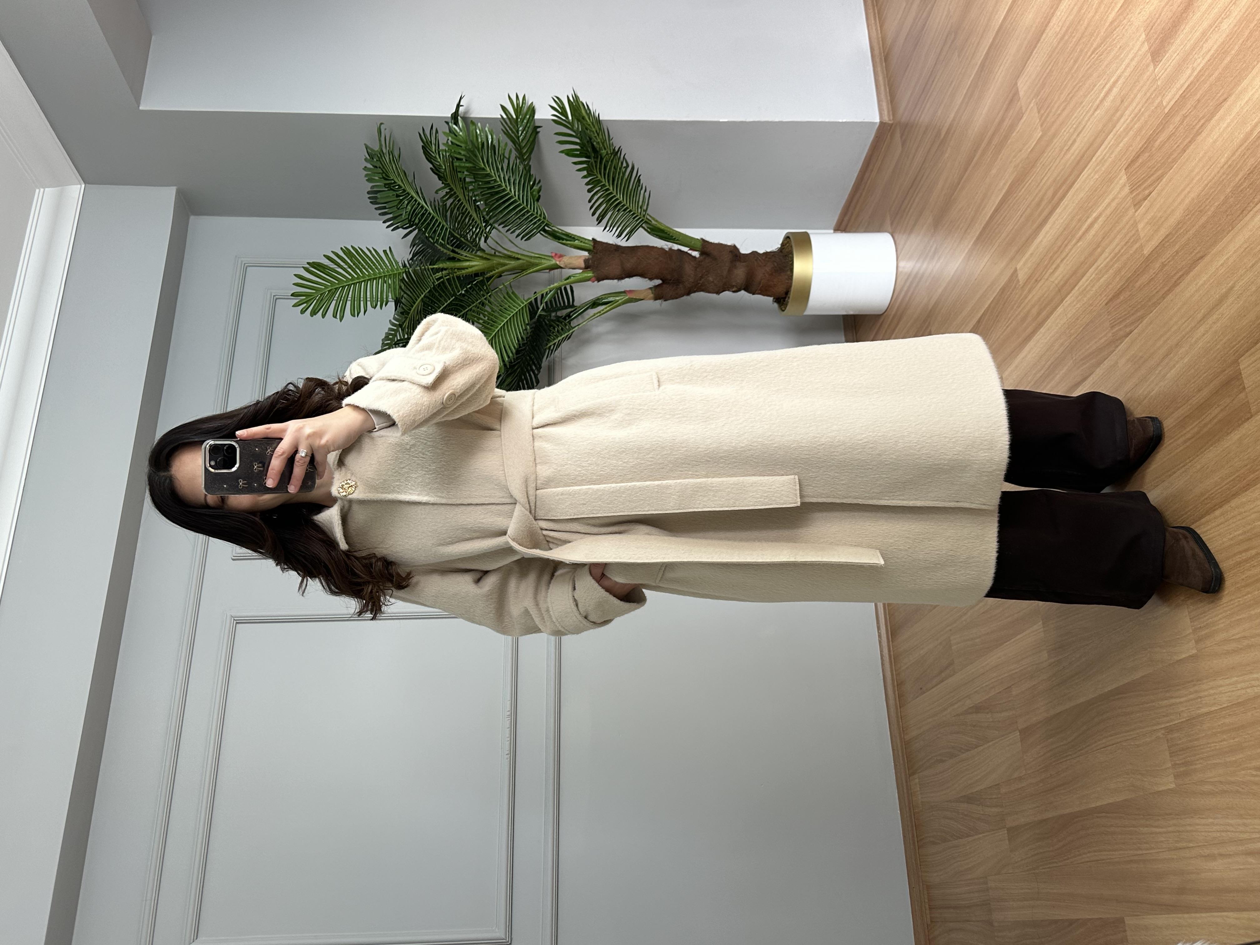 Liva Krem Premium Broş Detaylı Gizli Çıtçıtlı Kaşe Kaban