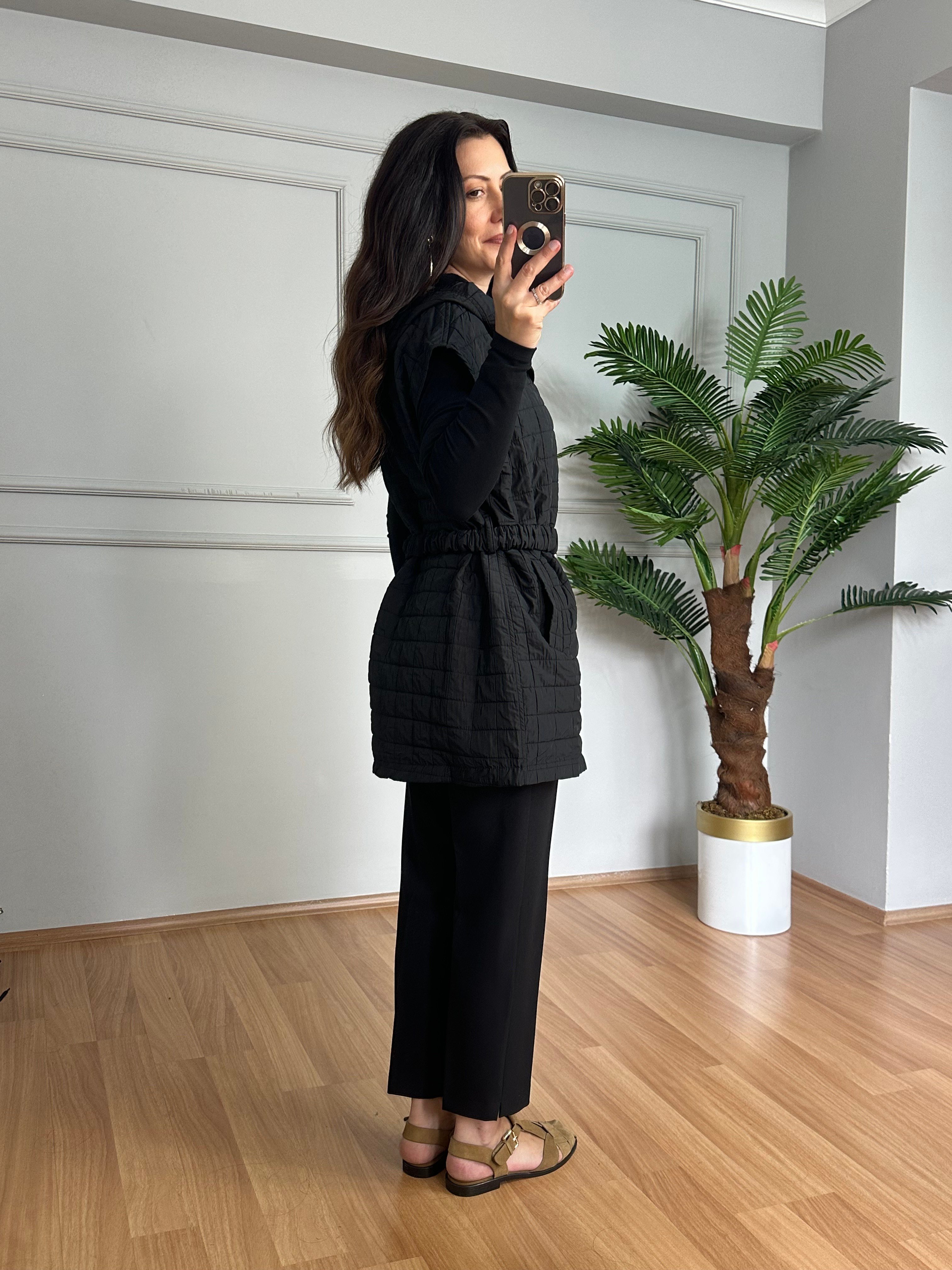 Sandra Siyah Kapitone Kemerli Yelek