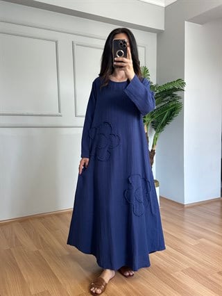 Lilya Lacivert Papatya Detaylı Müslin Elbise 