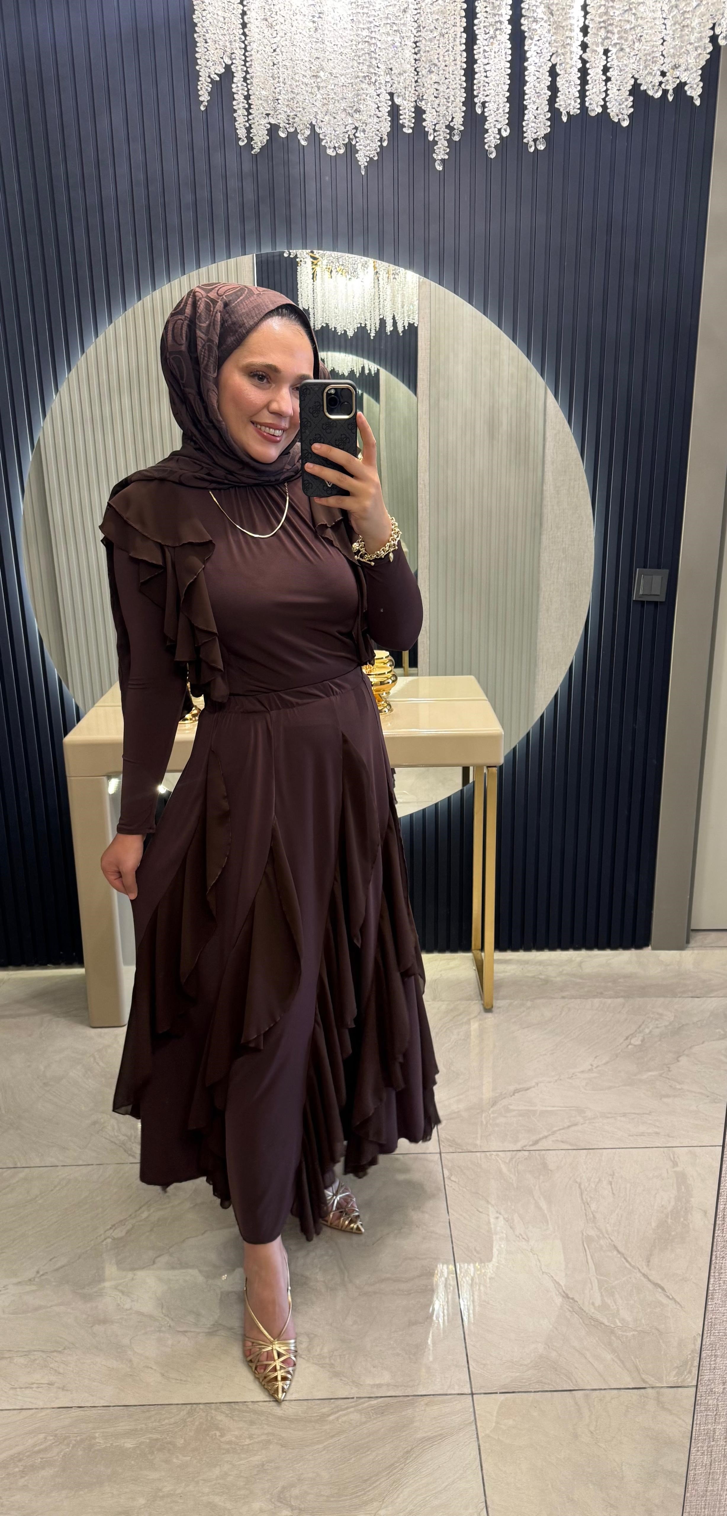 Kahverengi Etekli Takım Fırfırlı
