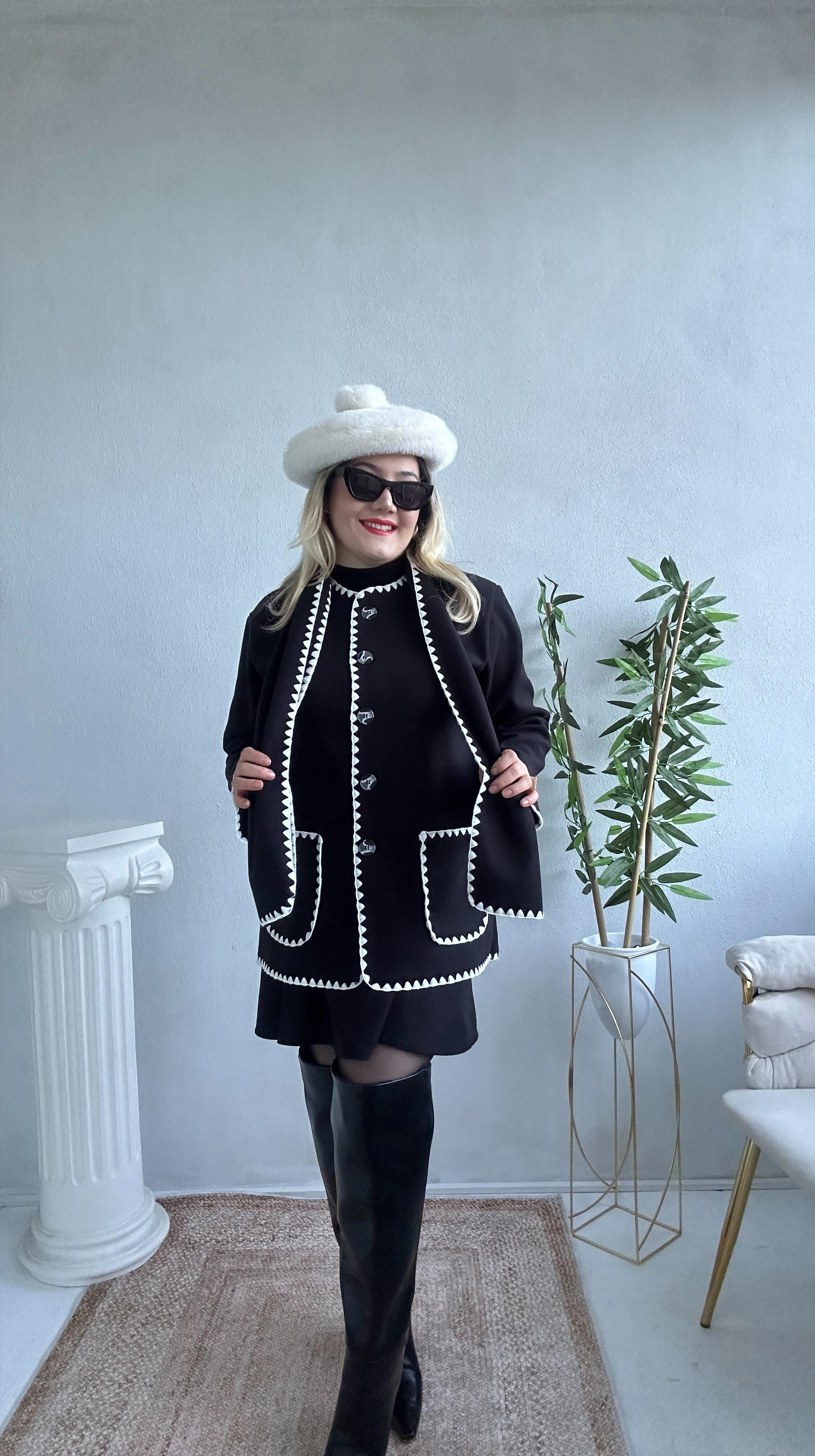 Beyaz biye detaylı atkılı kaşe ceket