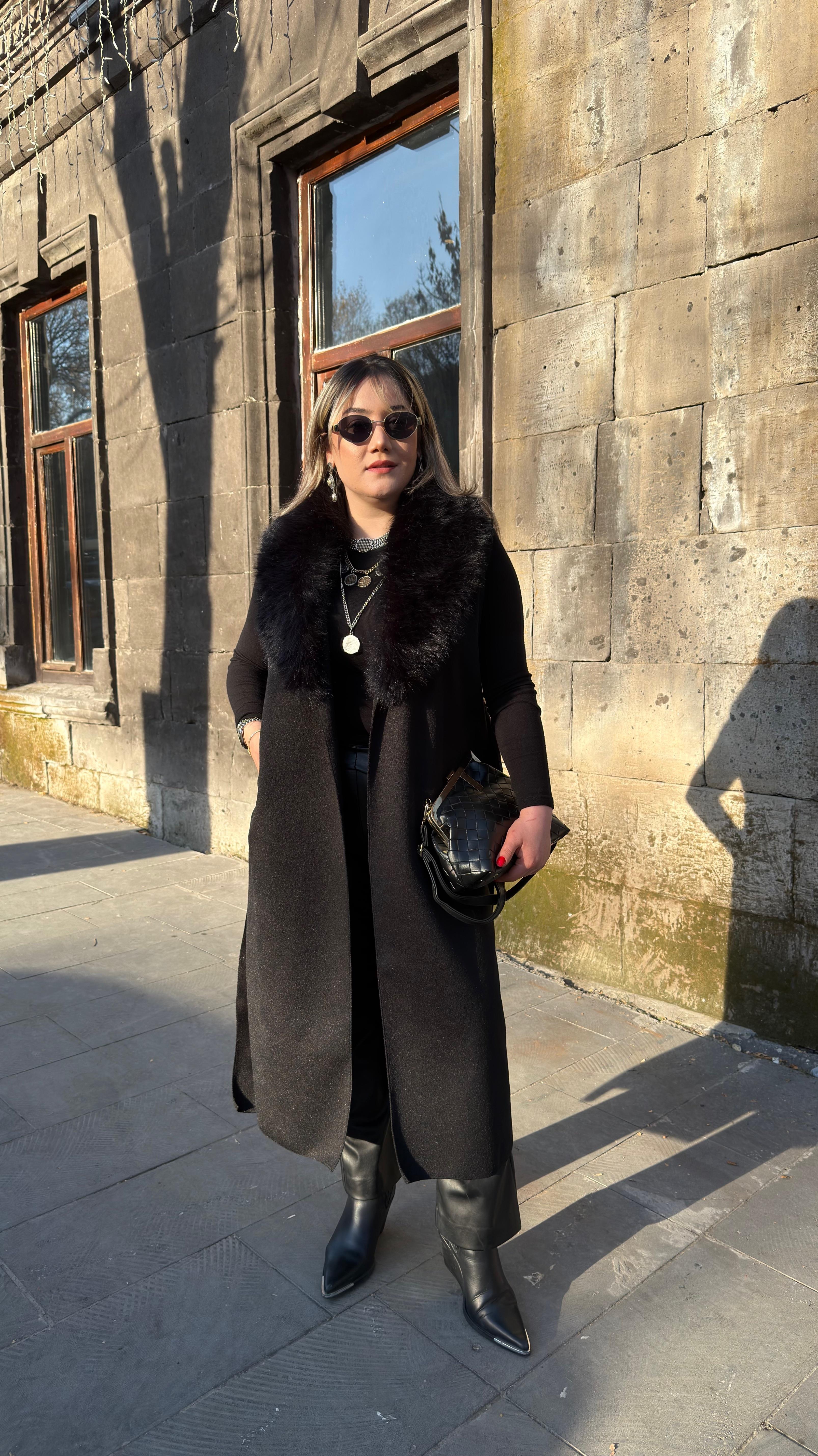 ÇIKARILABİLİR KÜRK YAKALI KUŞAK DETAYLI MAXİ KAŞE YELEK 