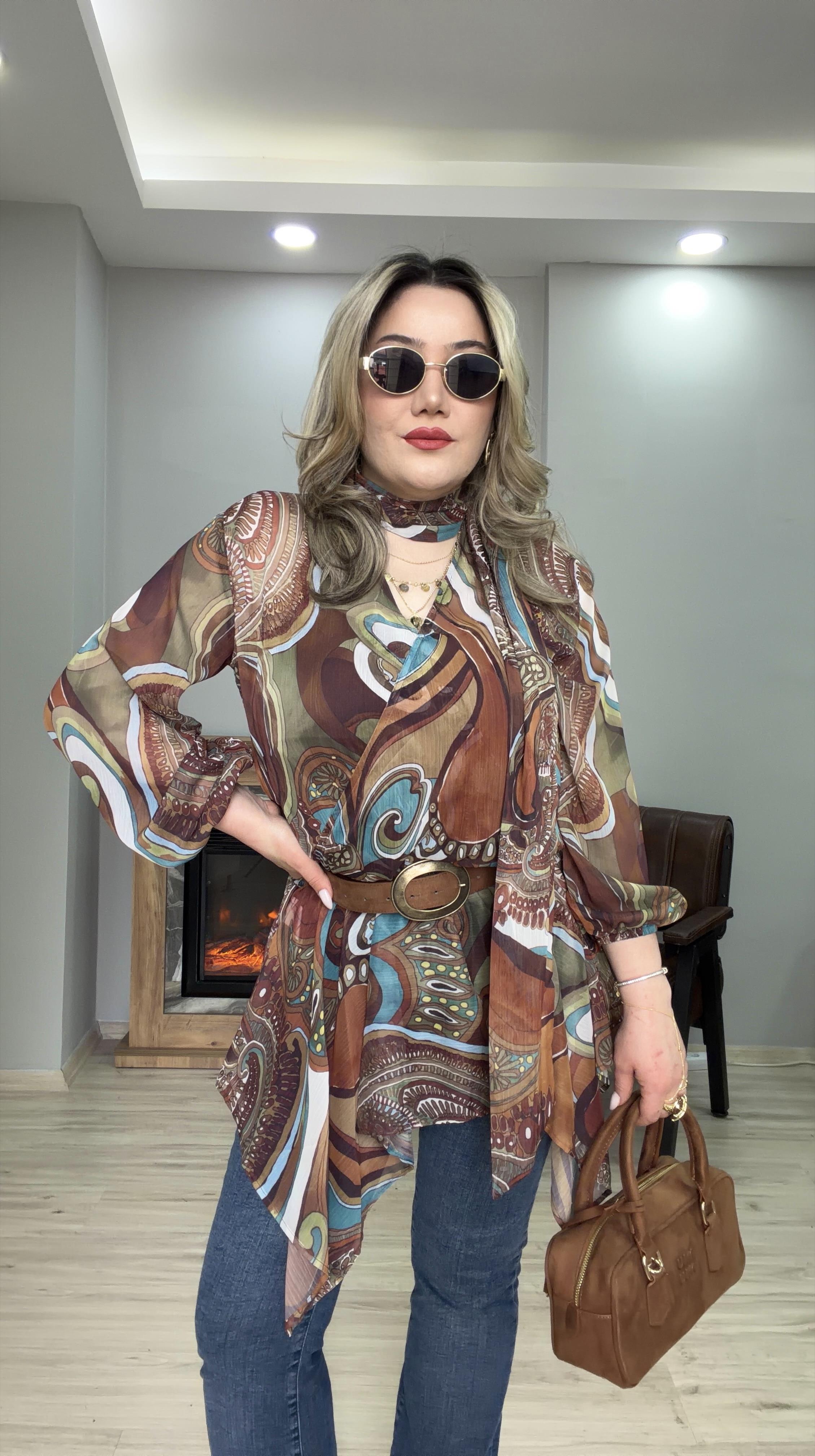 DESENLİ KEMER DETAYLI ŞİFON BLUZ