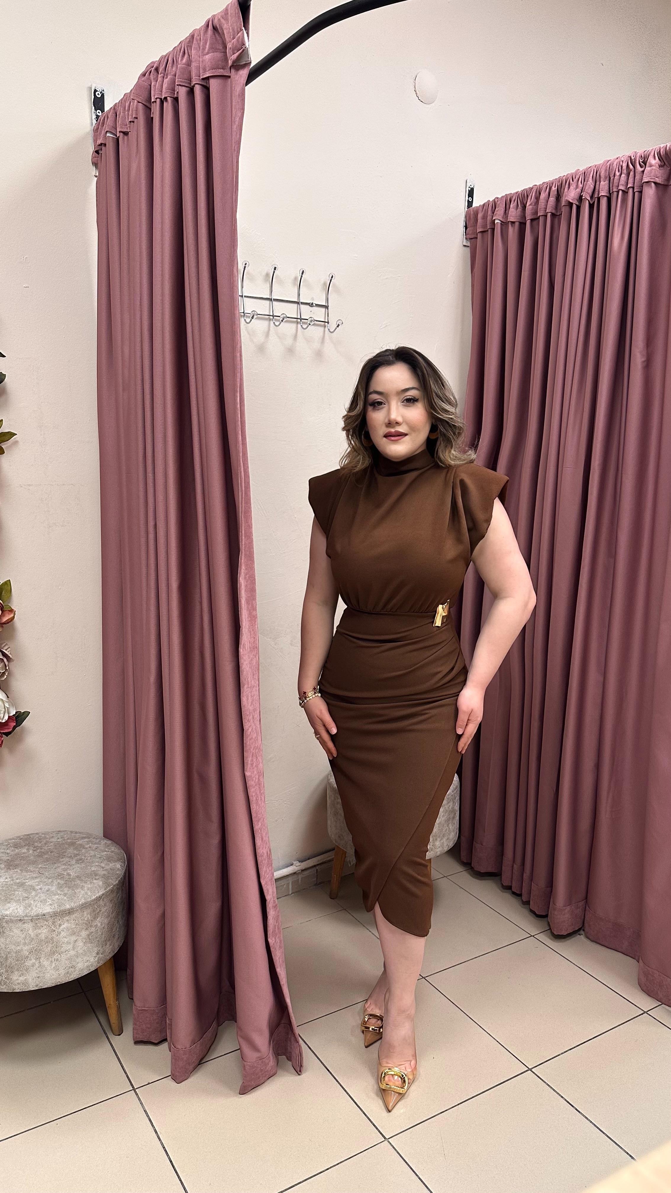 DRAPE DETAYLI DİK YAKA VATKALI ELBİSE KAHVE