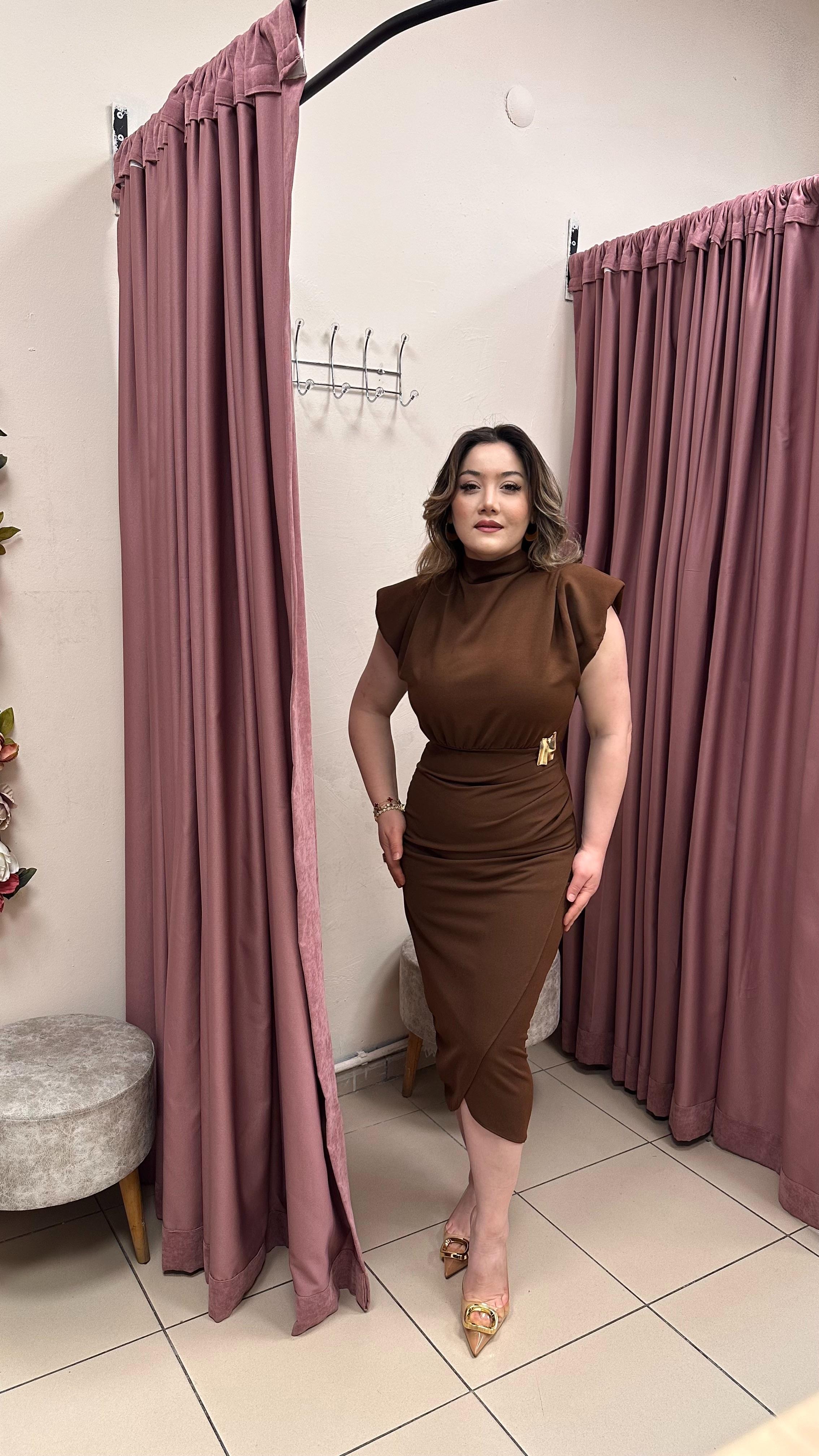DRAPE DETAYLI DİK YAKA VATKALI ELBİSE KAHVE
