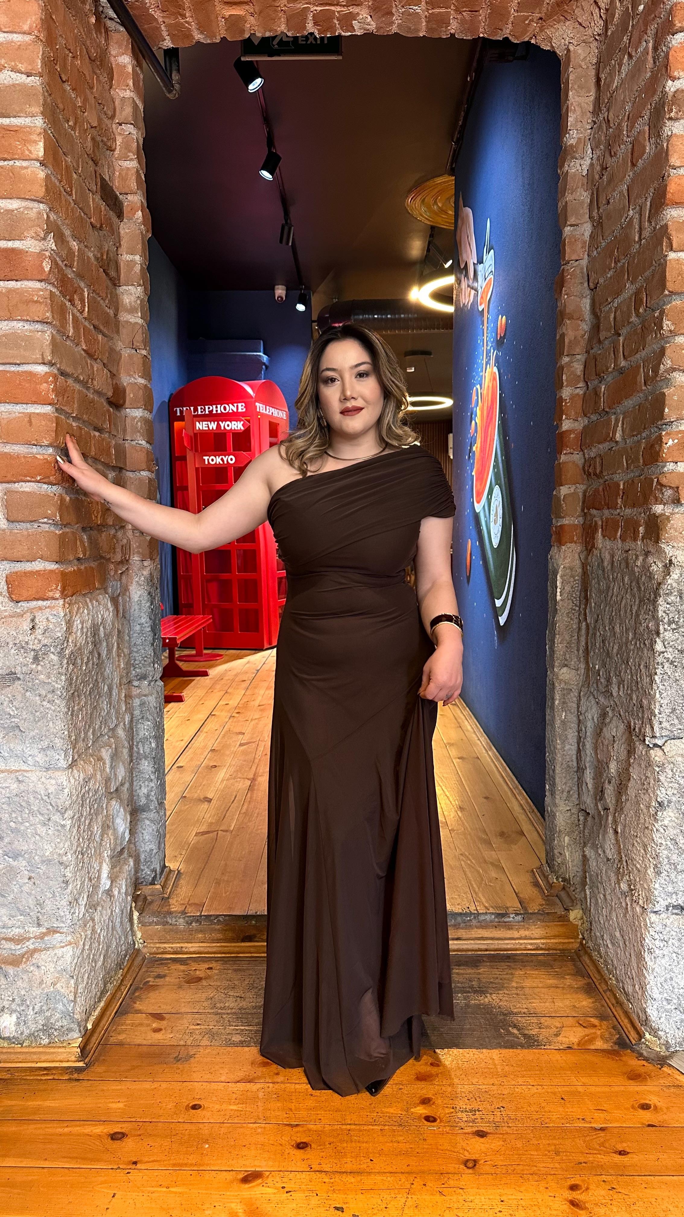 DRAPE OMUZ DETAYLI ROMANTİK TÜL ELBİSE KAHVE