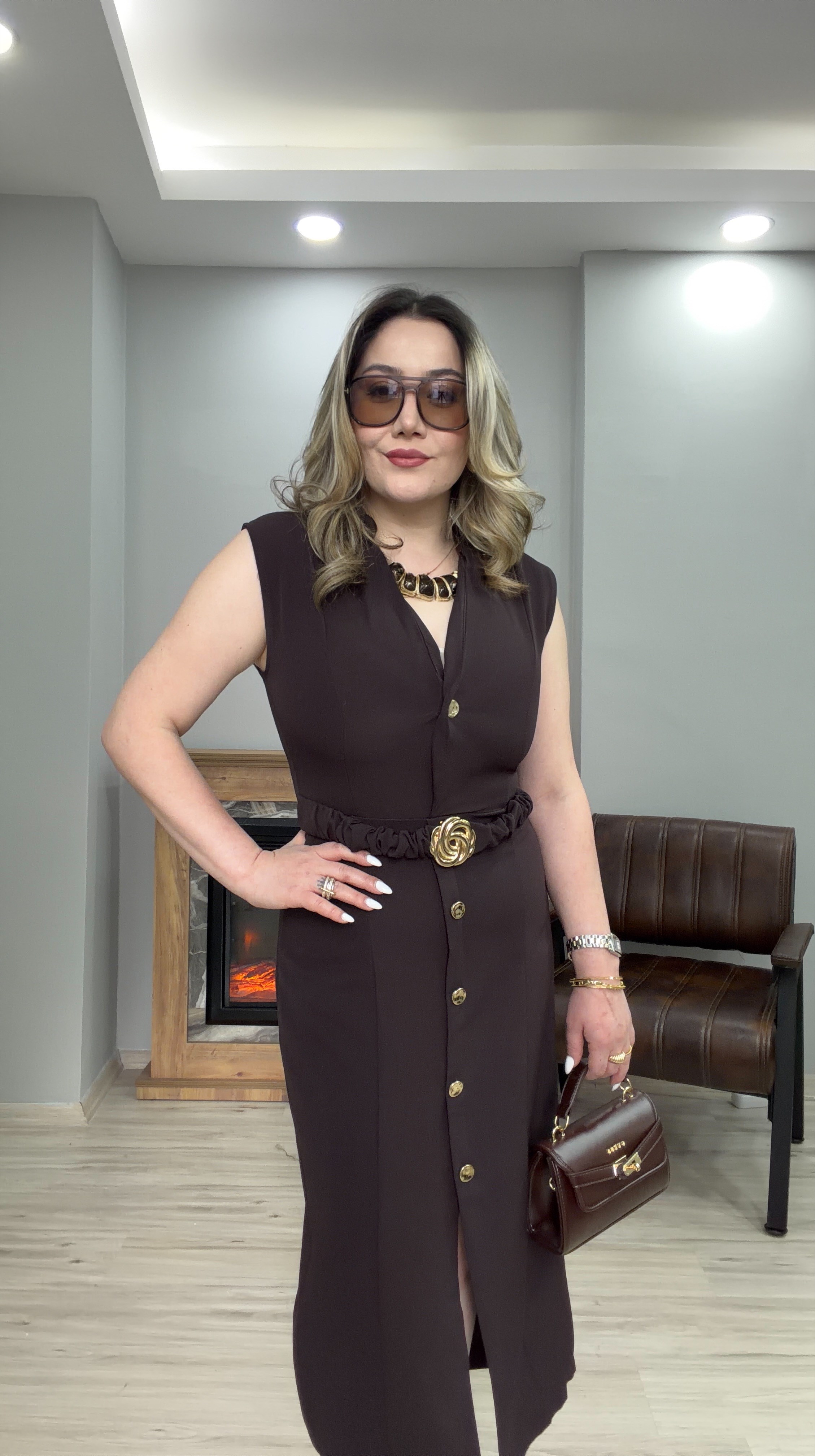 GOLD DÜĞMELİ TOKALI KOLSUZ ELBİSE  KAHVE 