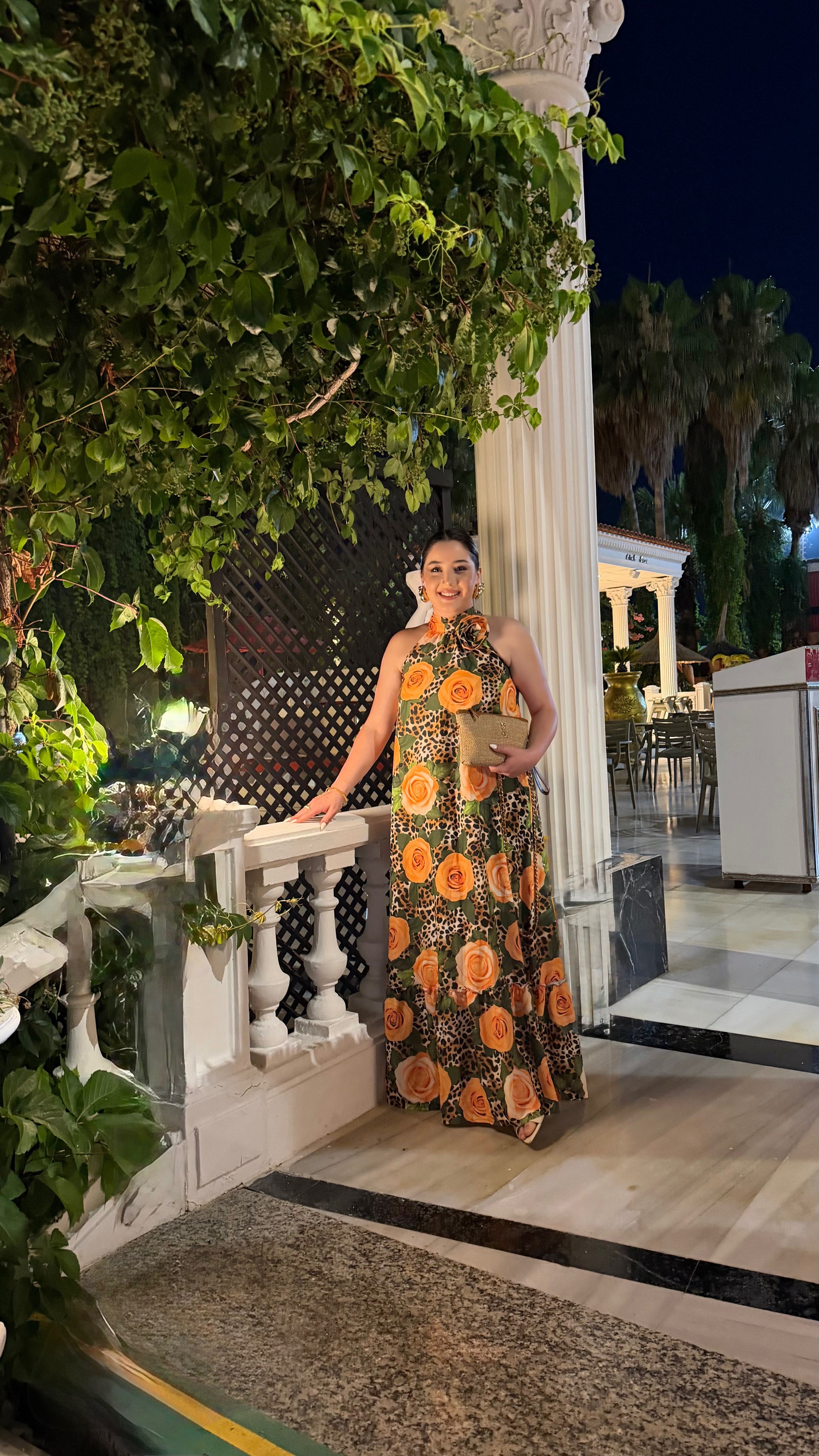 GÜL DETAYLI HALTER YAKA MAXİ ELBİSE