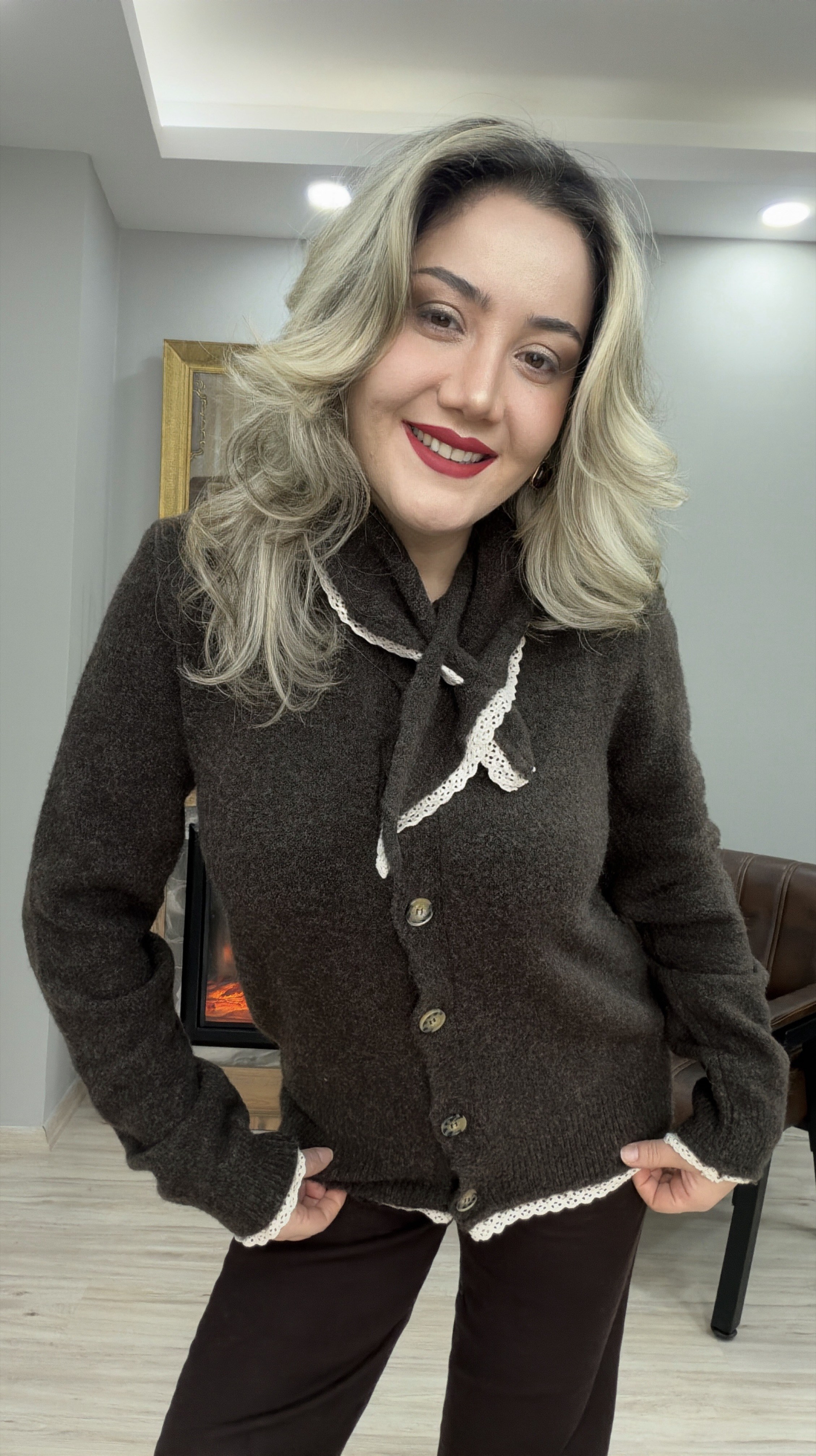 GÜPÜRLÜ BAĞCIK DETAYLI HIRKA  KAHVE
