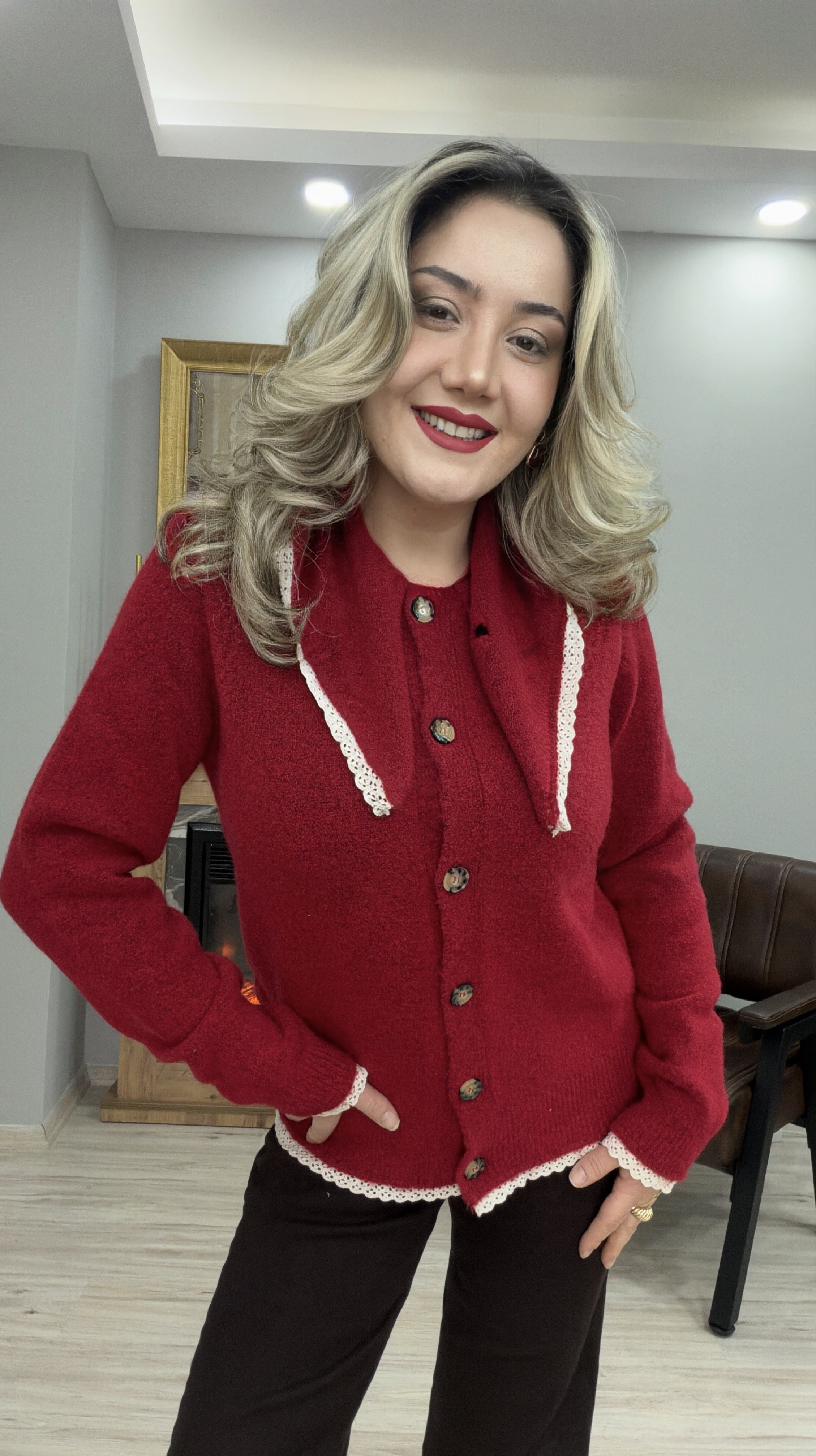 GÜPÜRLÜ BAĞCIK DETAYLI HIRKA KIRMIZI