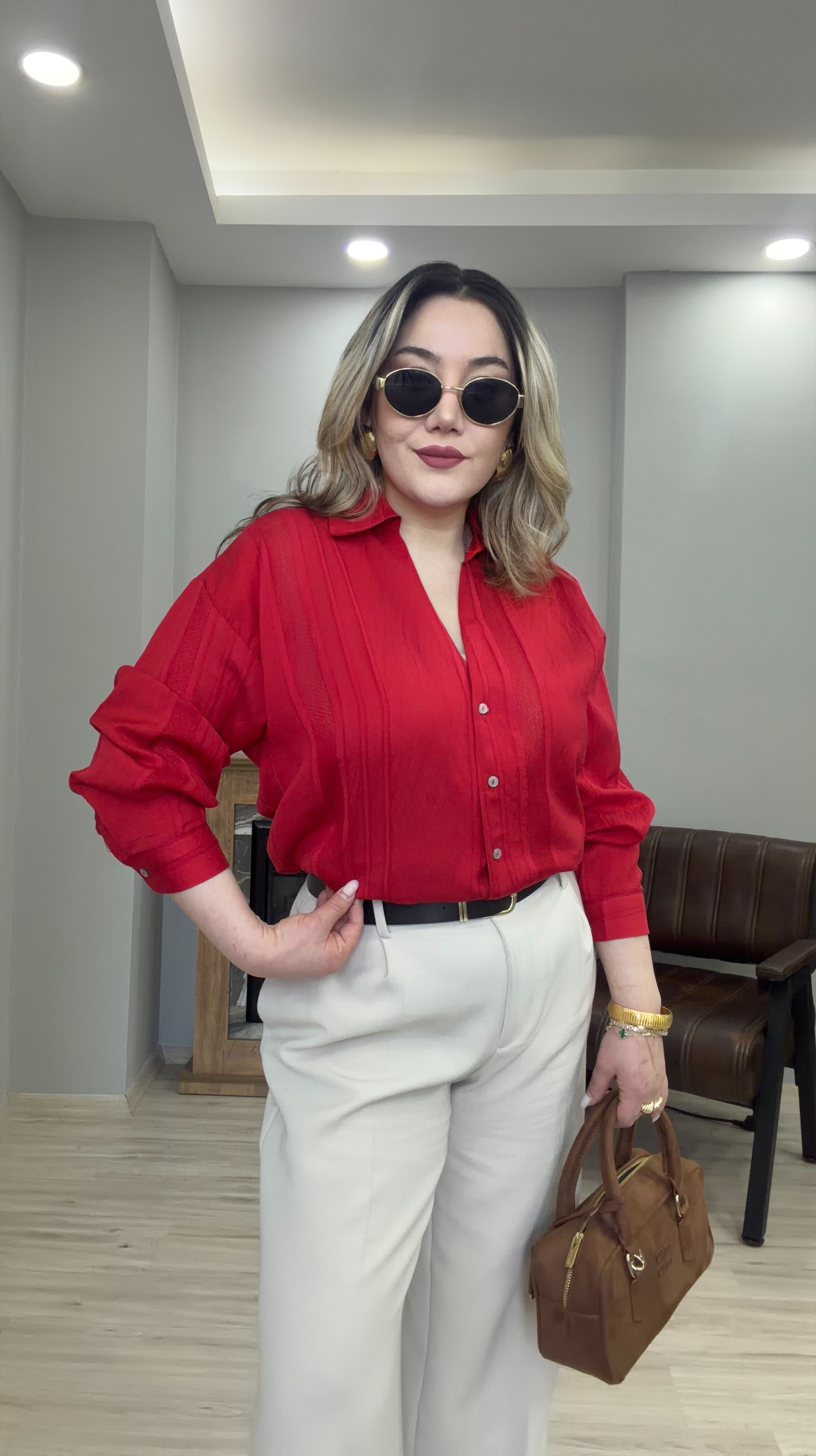İŞLEME DETAYLI  GÖMLEK KIRMIZI