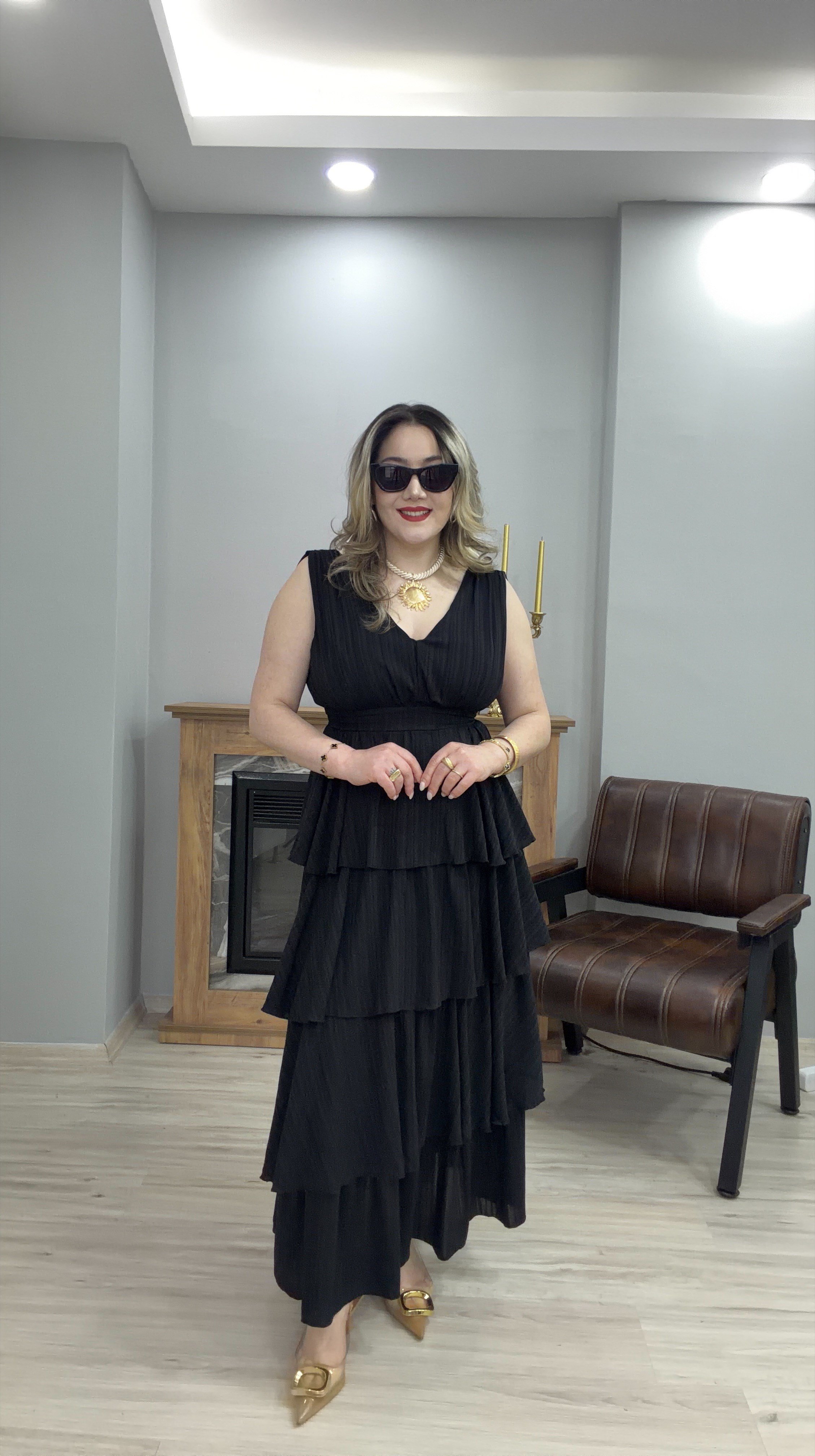 KATLI V YAKA ASKILI ELBİSE SİYAH