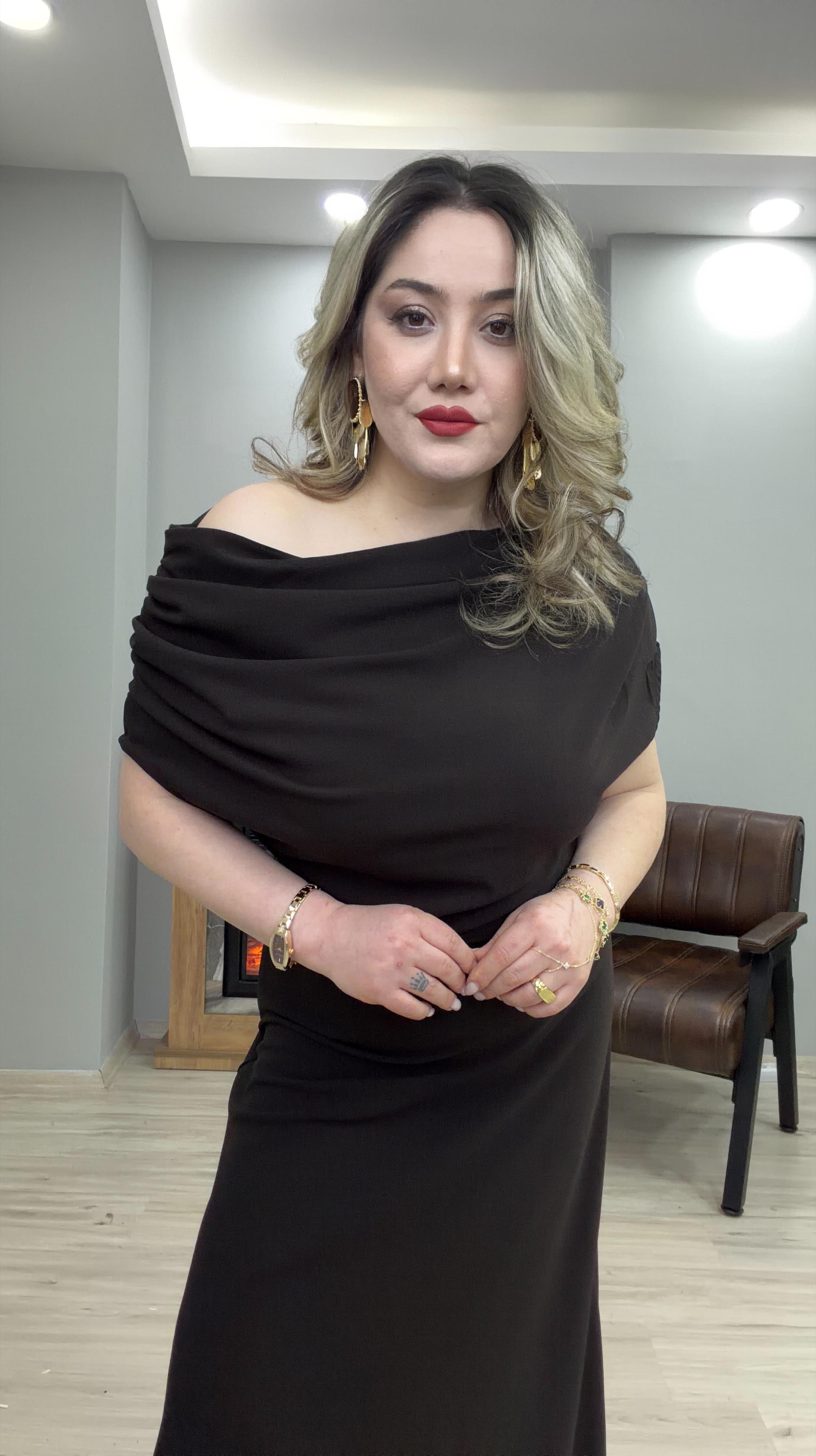 KAYIK YAKA OMUZ DRAPELİ ELBİSE KAHVERENGİ