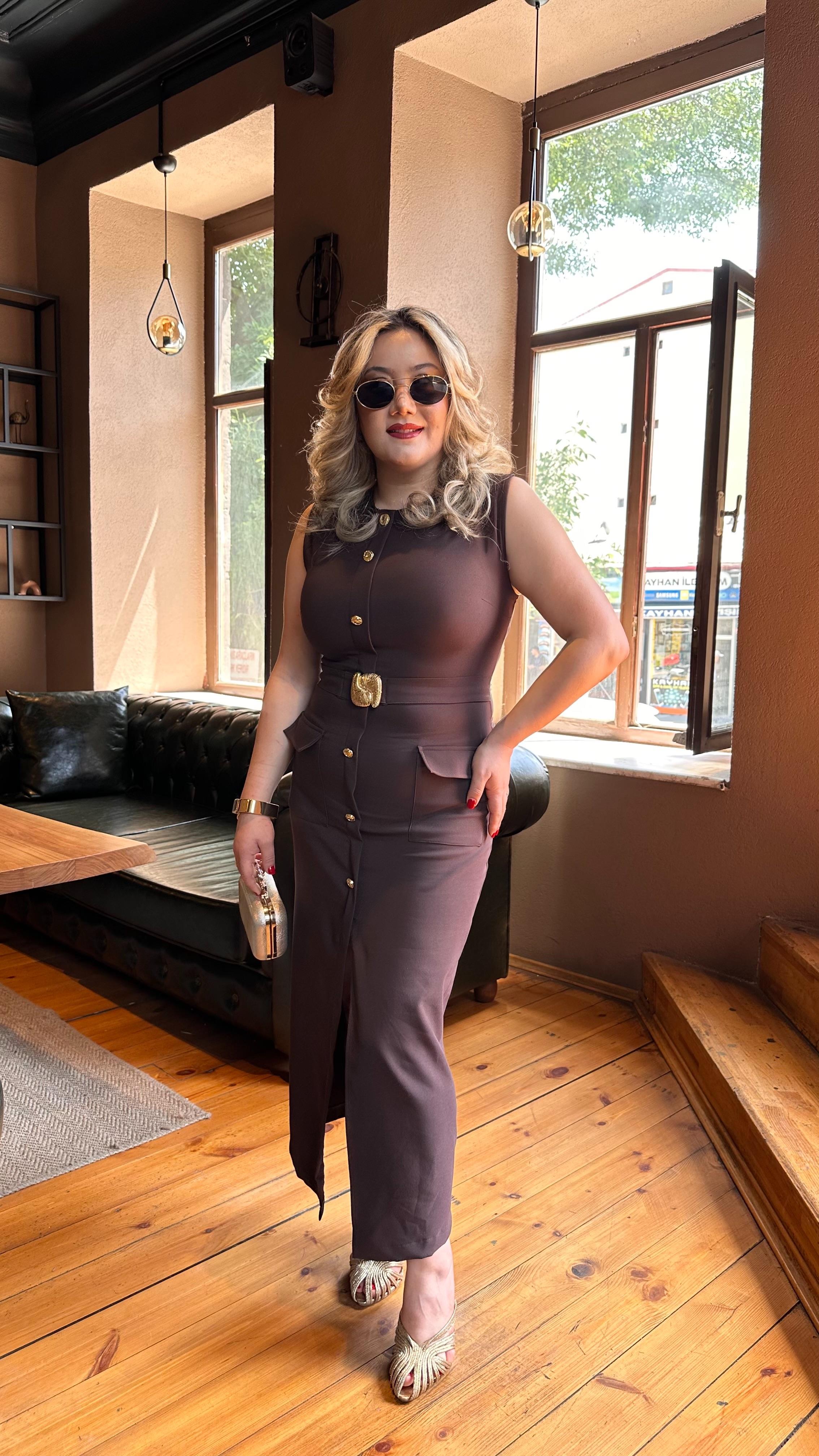 KEMERLİ MİDİ GOLD DÜĞMELİ KREP ELBİSE KAHVE
