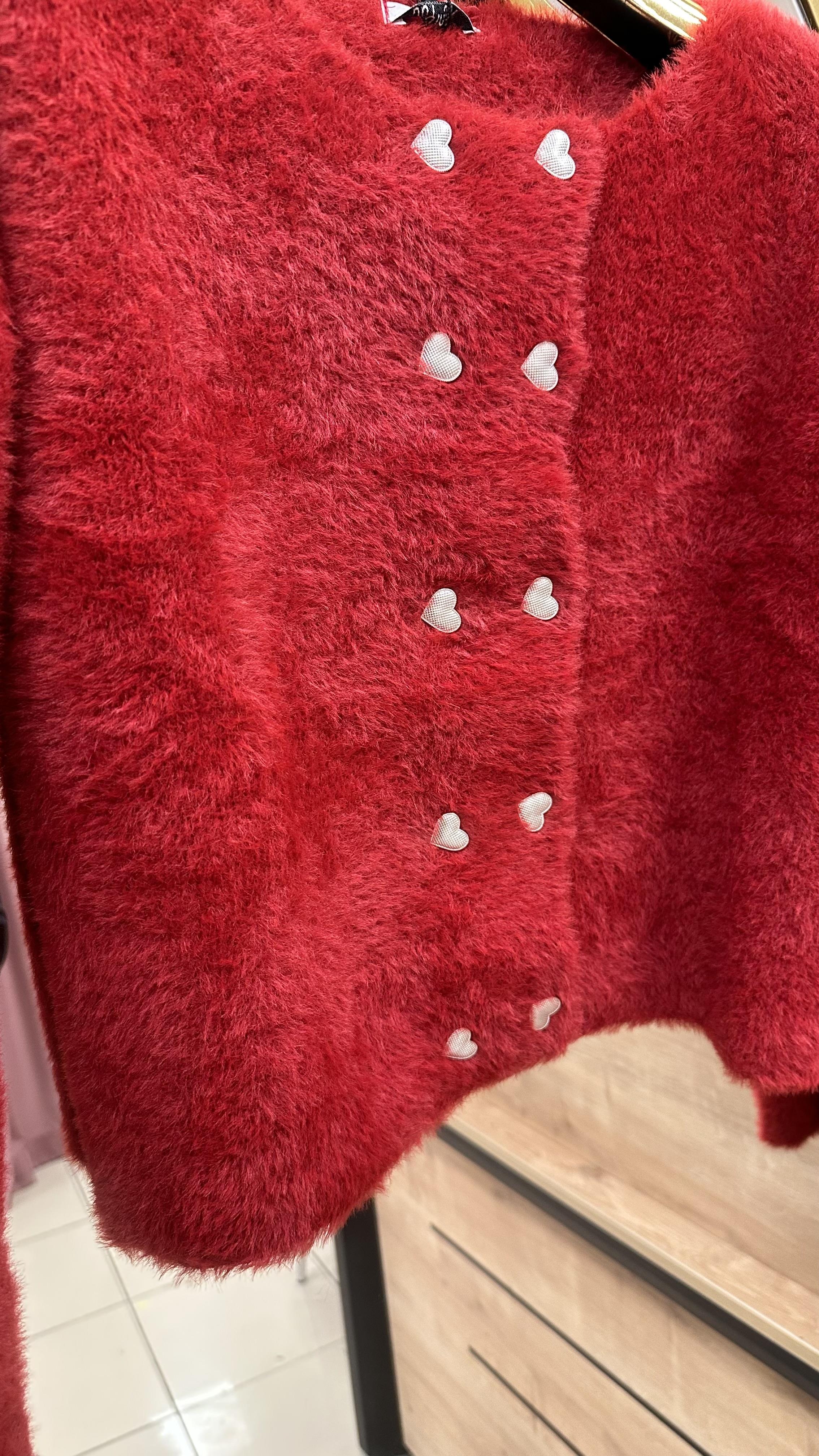 KIRMIZI KALP DÜĞMELİ ANGORA HIRKA