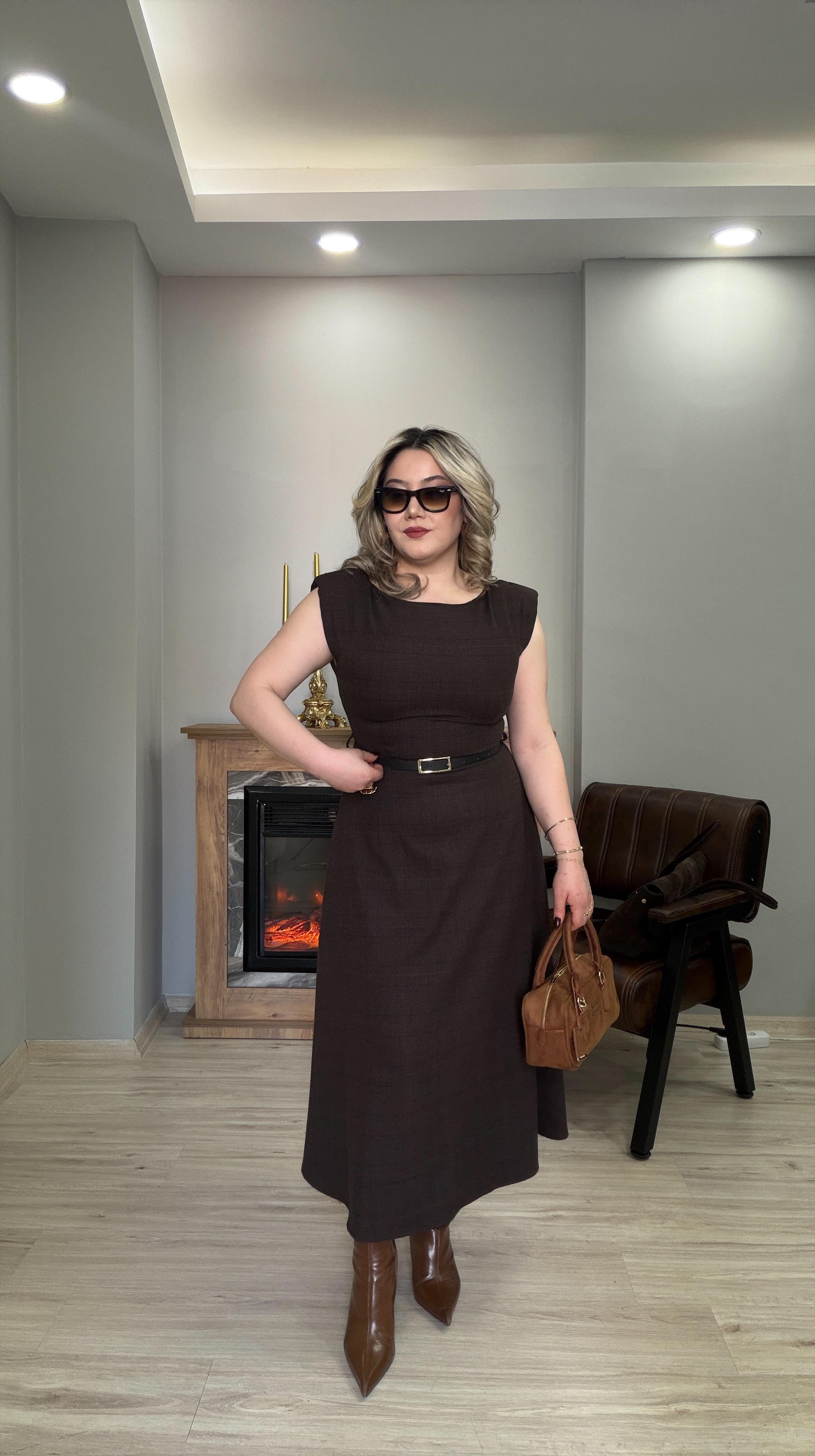 KISA KOL KEMERLİ EKOSE ELBİSE KAHVE 