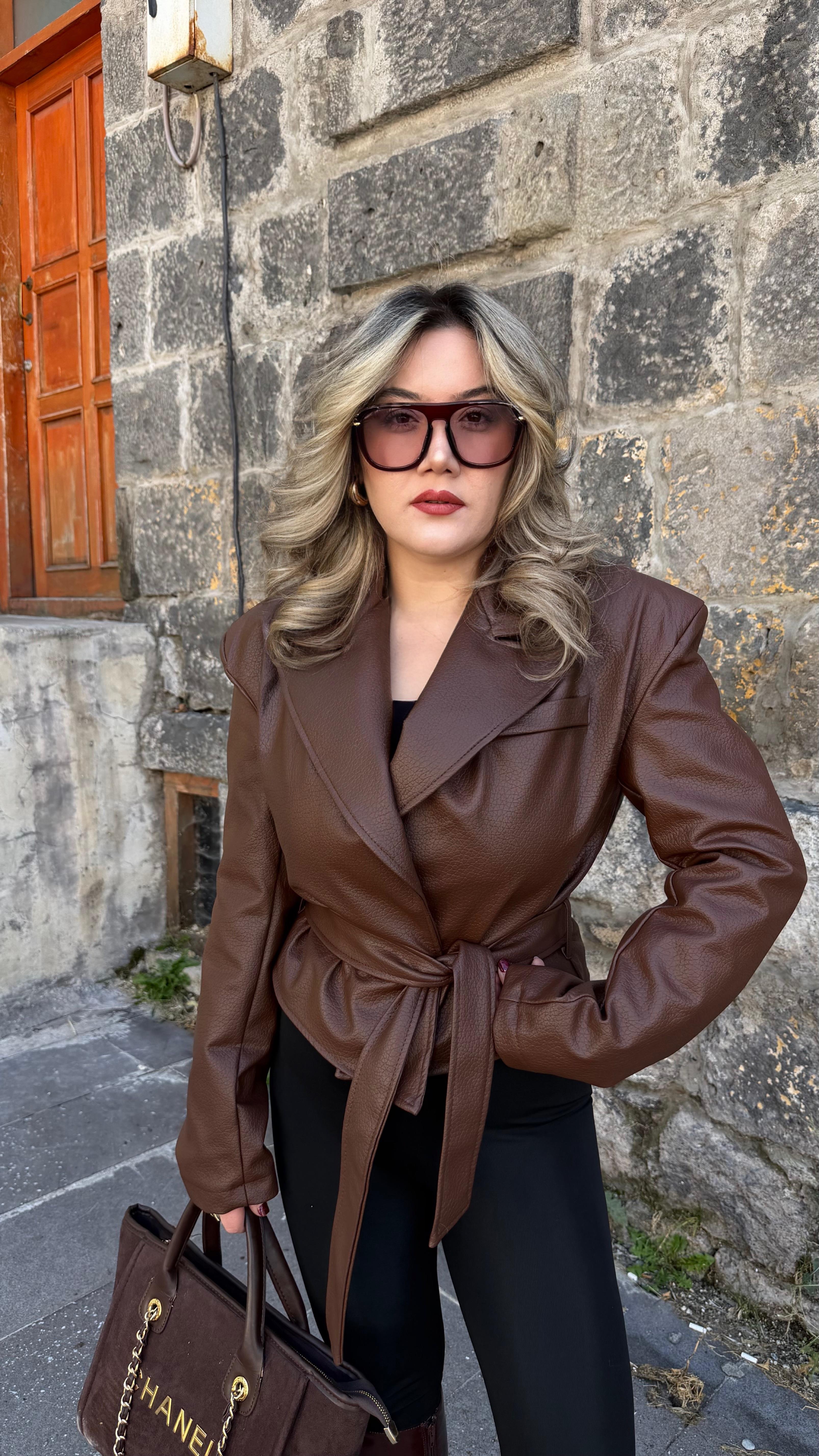 KUŞAKLI VATKA DETAYLI MAT DERİ CEKET KAHVE