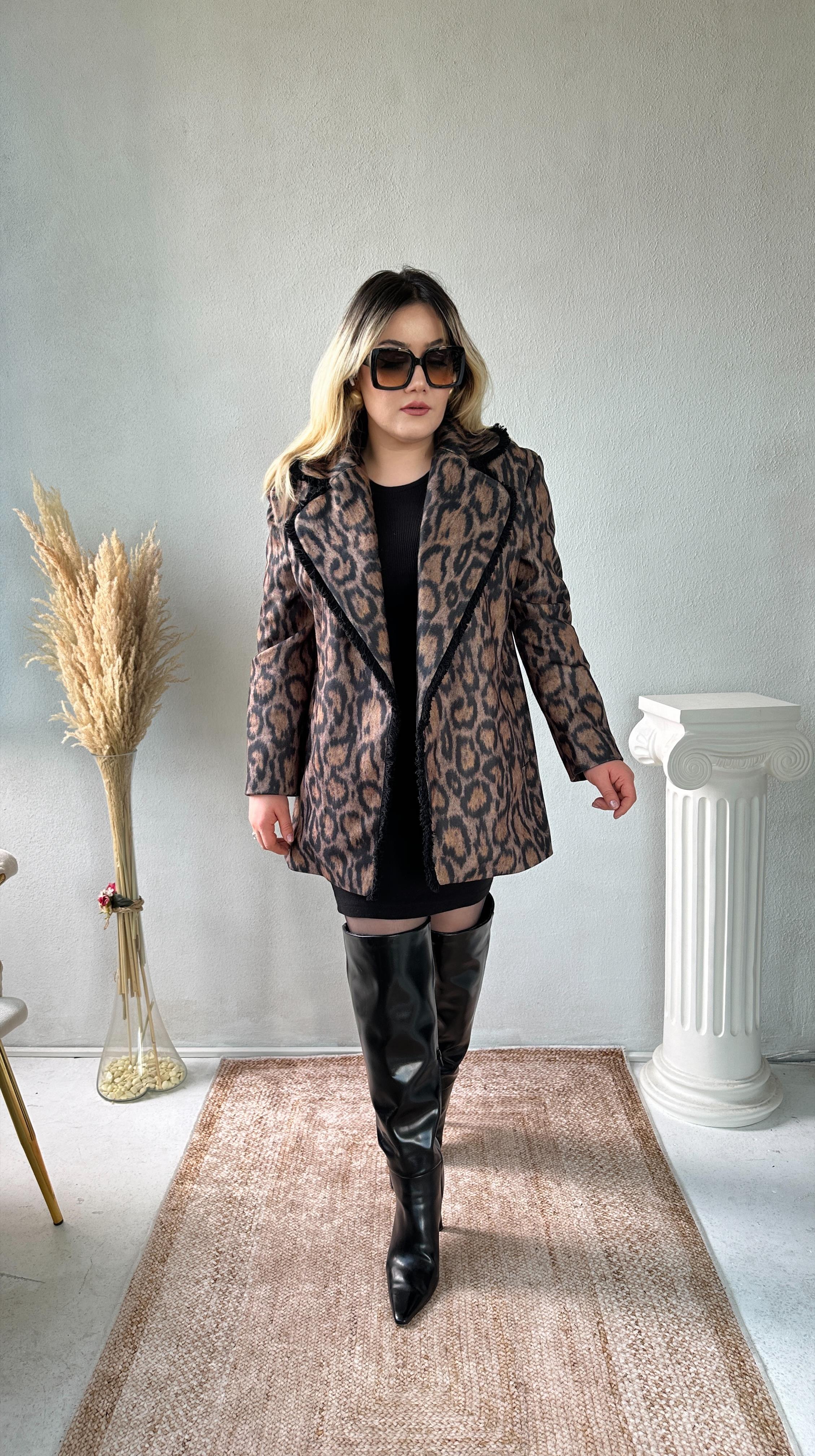 Leopar desen siyah biyeli kaşe ceket