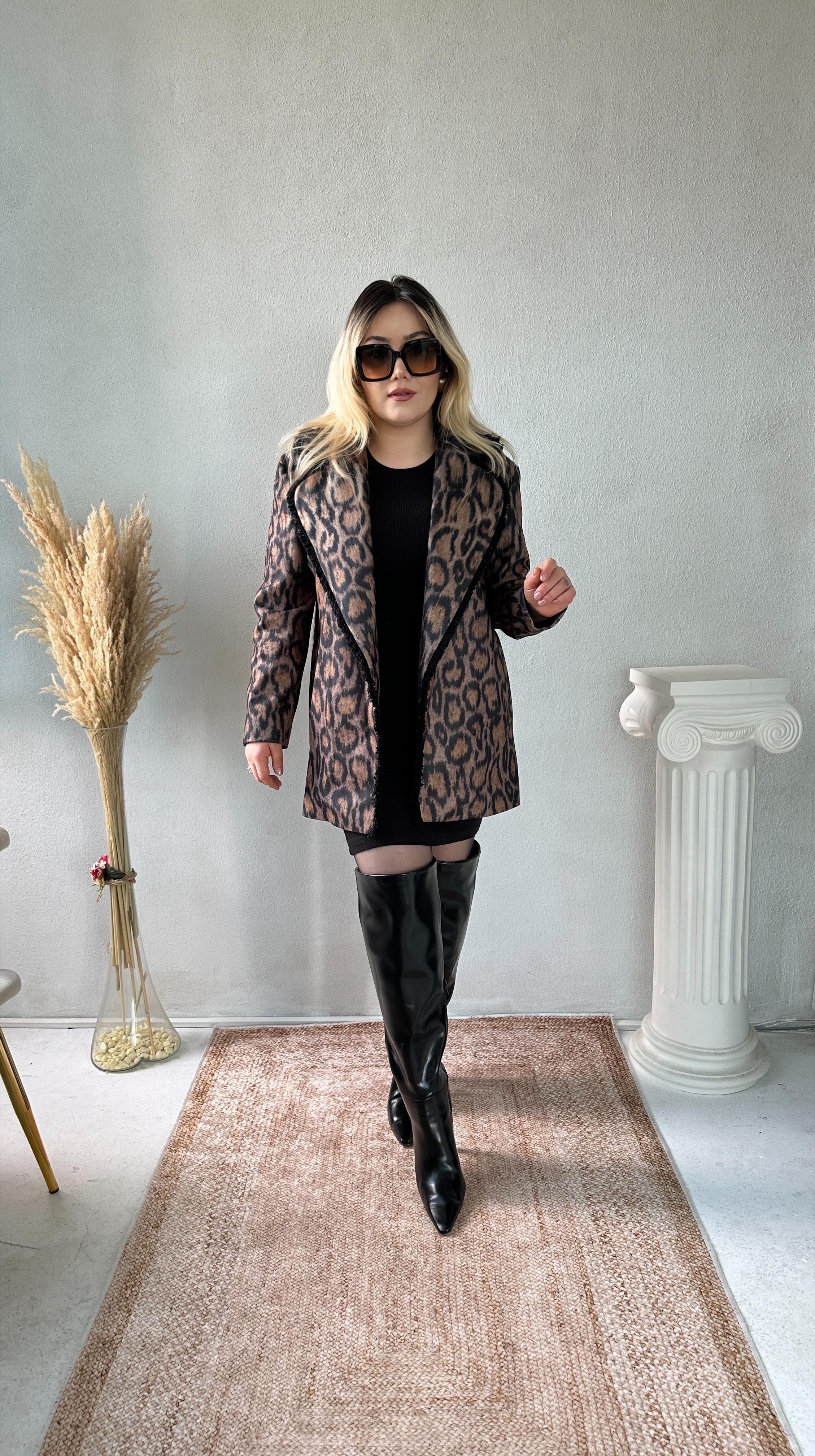 Leopar desen siyah biyeli kaşe ceket