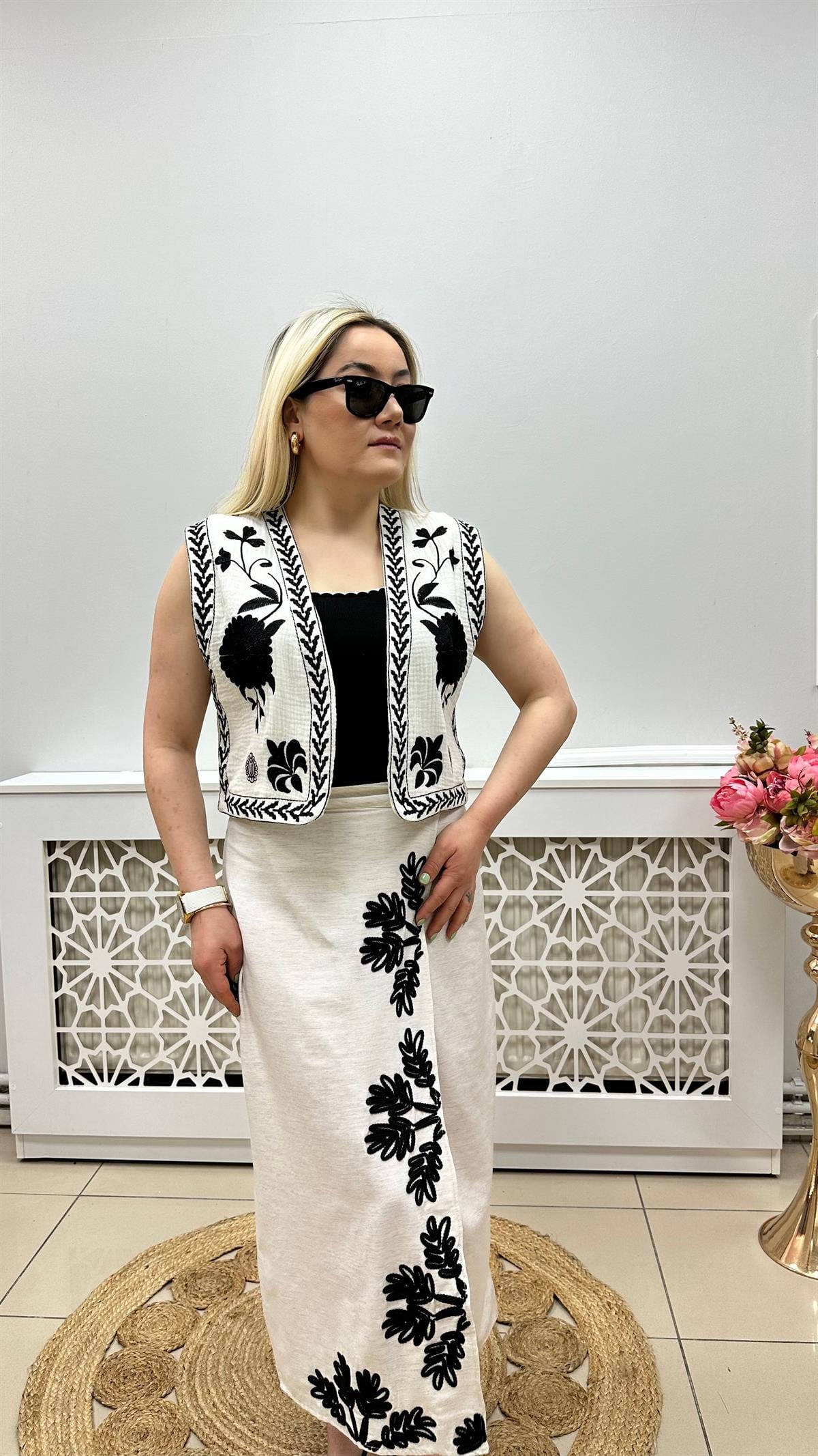 Motif İşlemeli Yelek