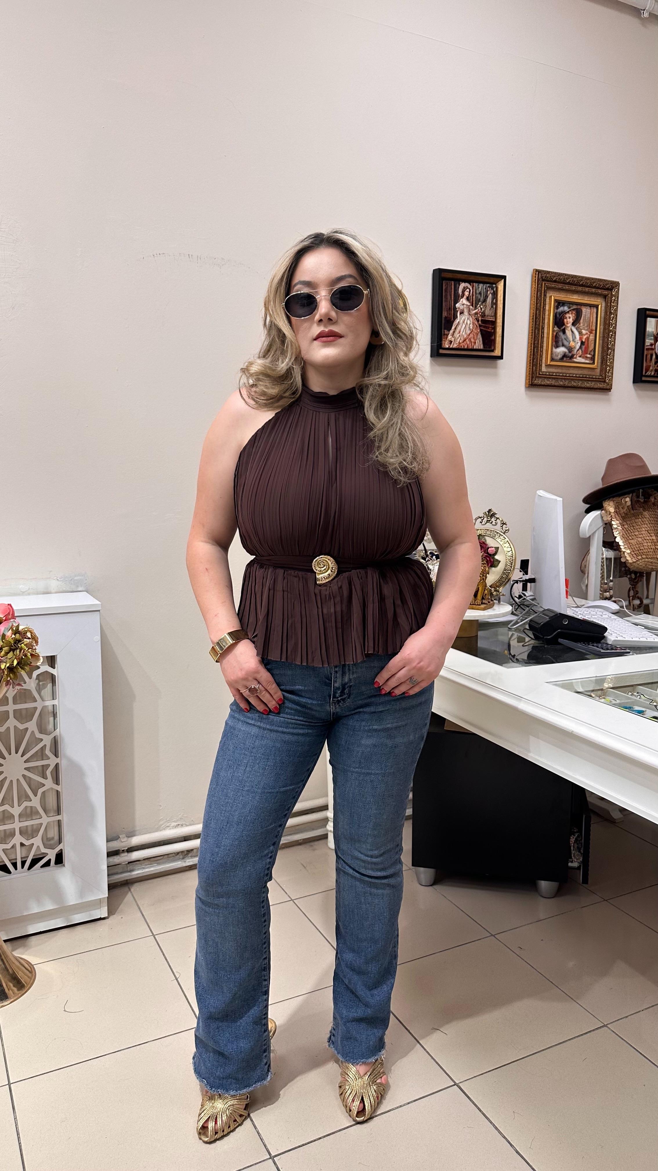 PİLİSELİ ŞİFON GOLD TOKALI BLUZ KAHVE