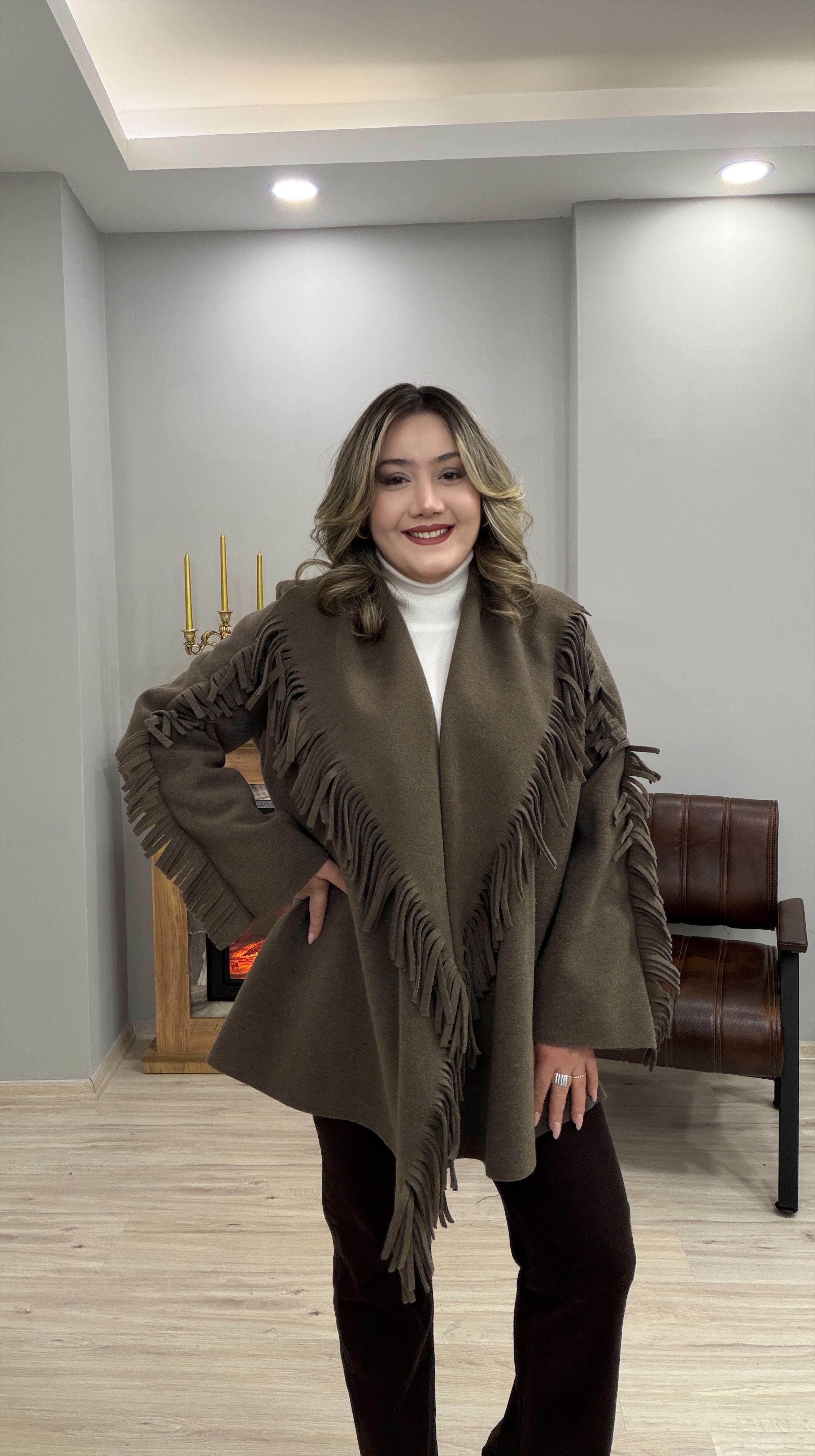 PÜSKÜLLÜ KEMERLİ KAŞE PANÇO VİZON 