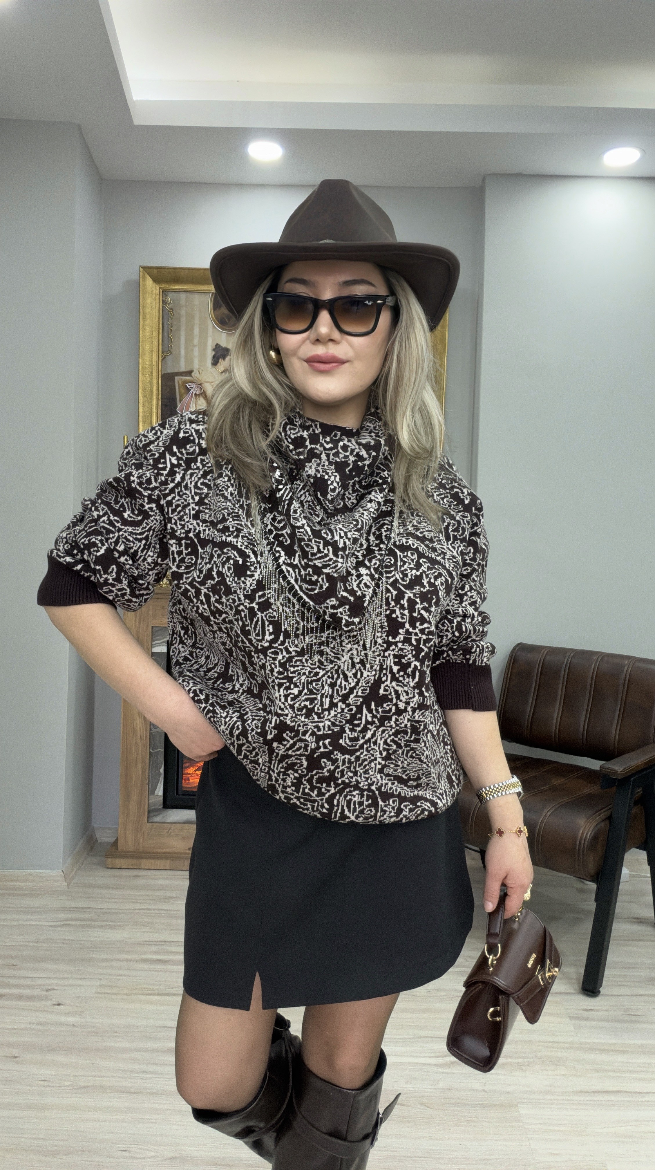 ŞAL DETAYLI DESENLİ KAZAK KAHVE
