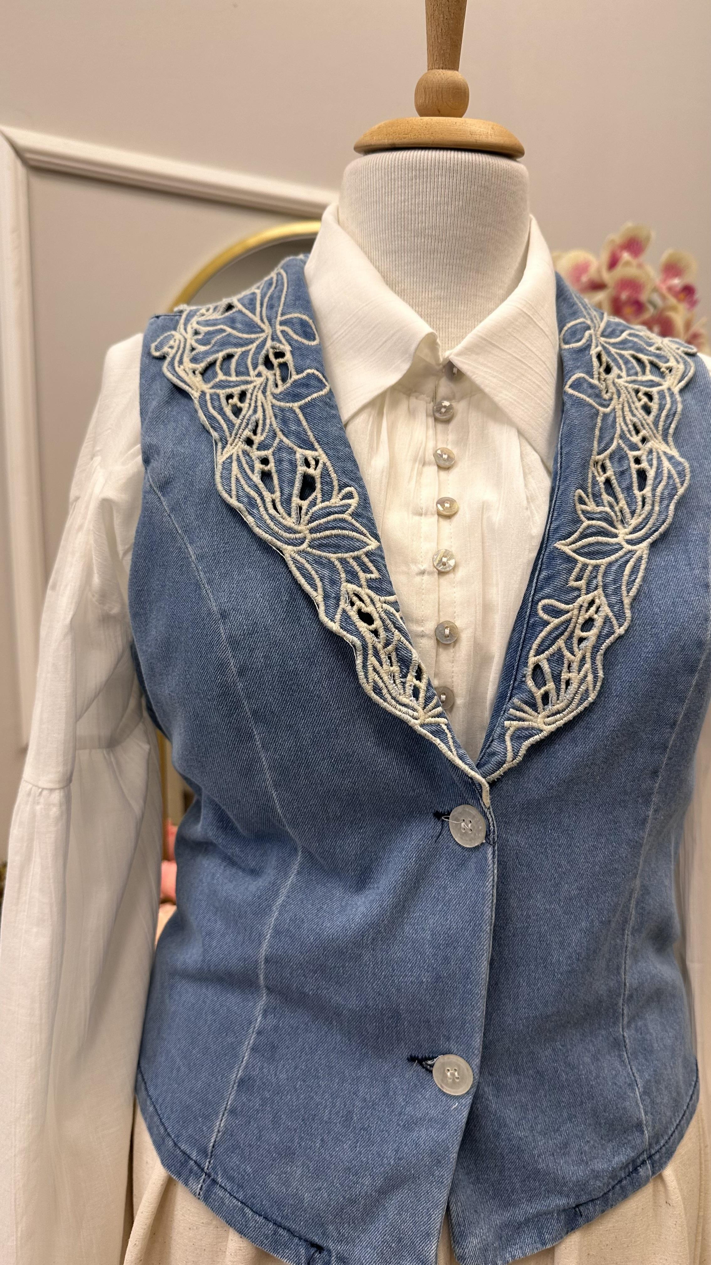 TASARIM YAKA NAKIŞ İŞLEMELİ JEAN YELEK