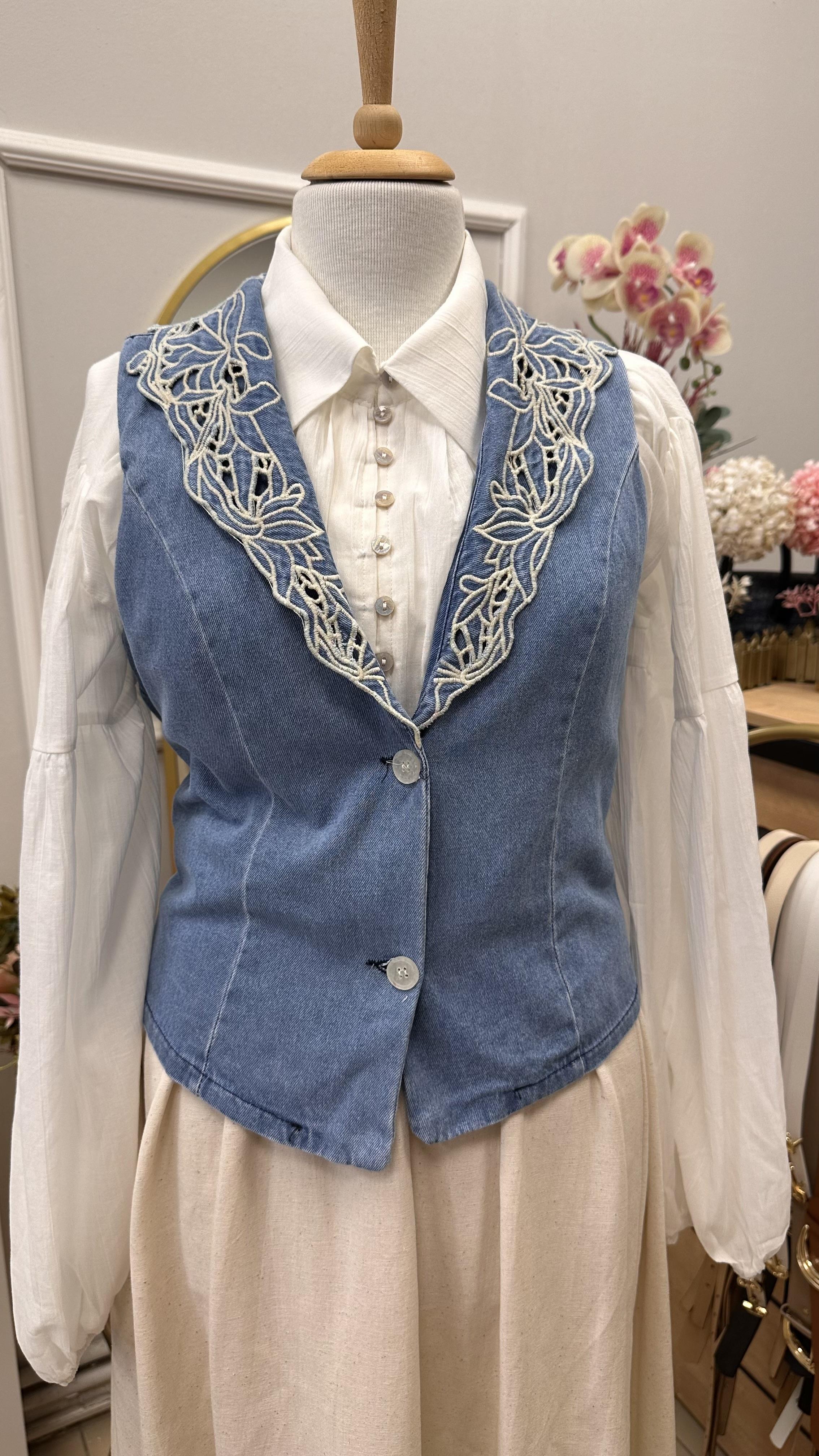 TASARIM YAKA NAKIŞ İŞLEMELİ JEAN YELEK
