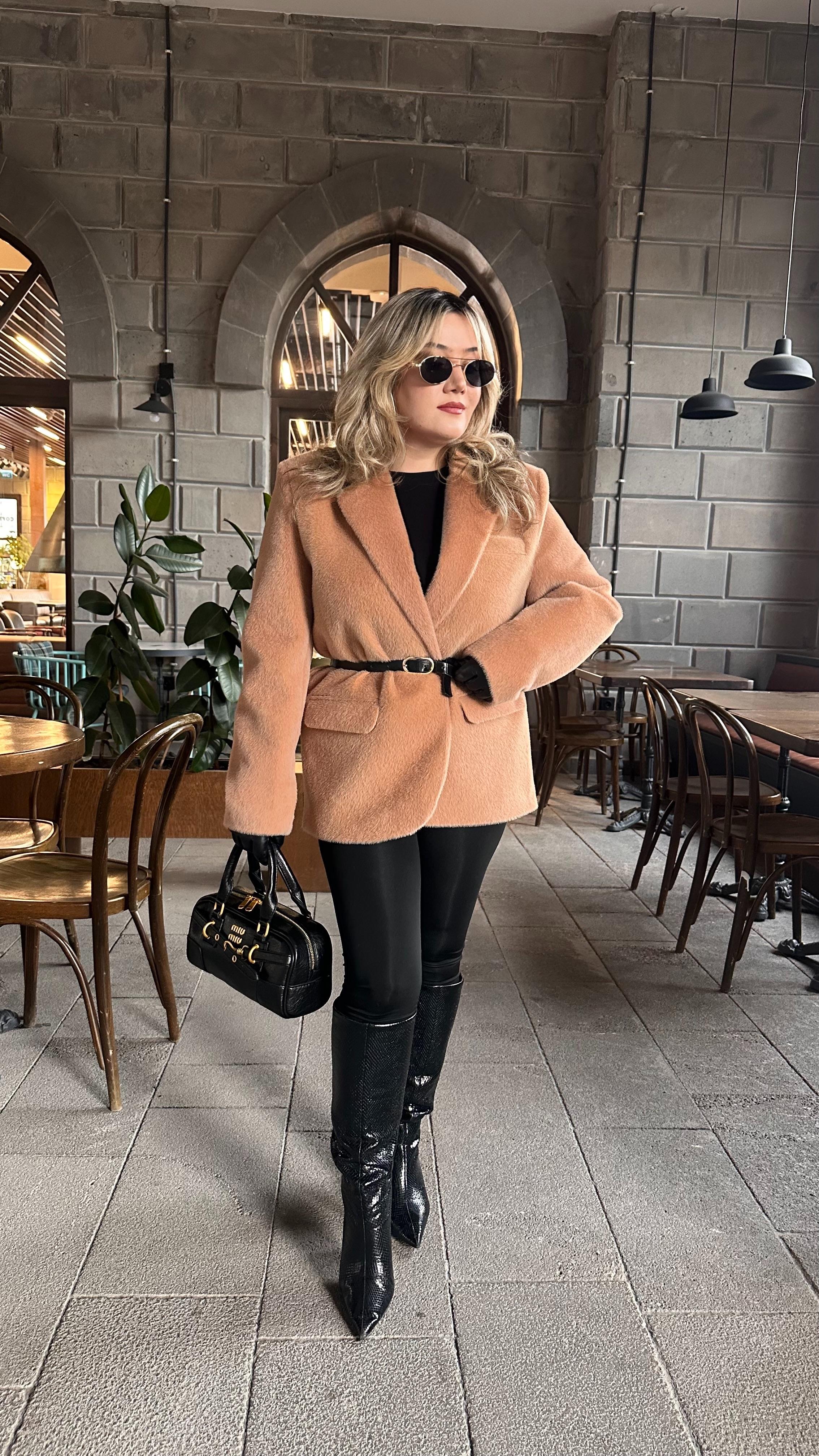 TAY TÜYLÜ KEMERLİ BLAZER CEKET CAMEL