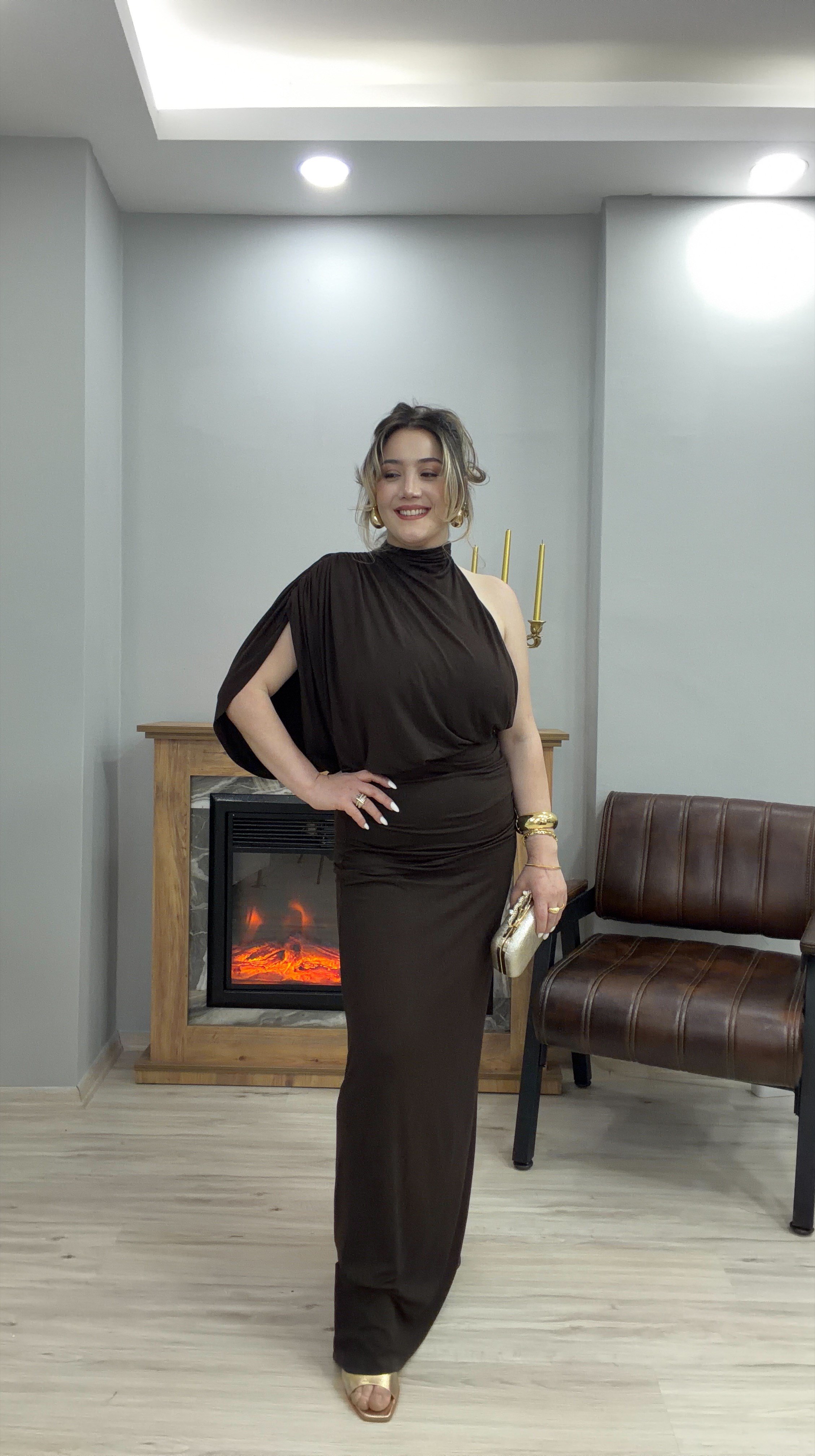 TEK OMUZ DRAPELİ ELBİSE KAHVE