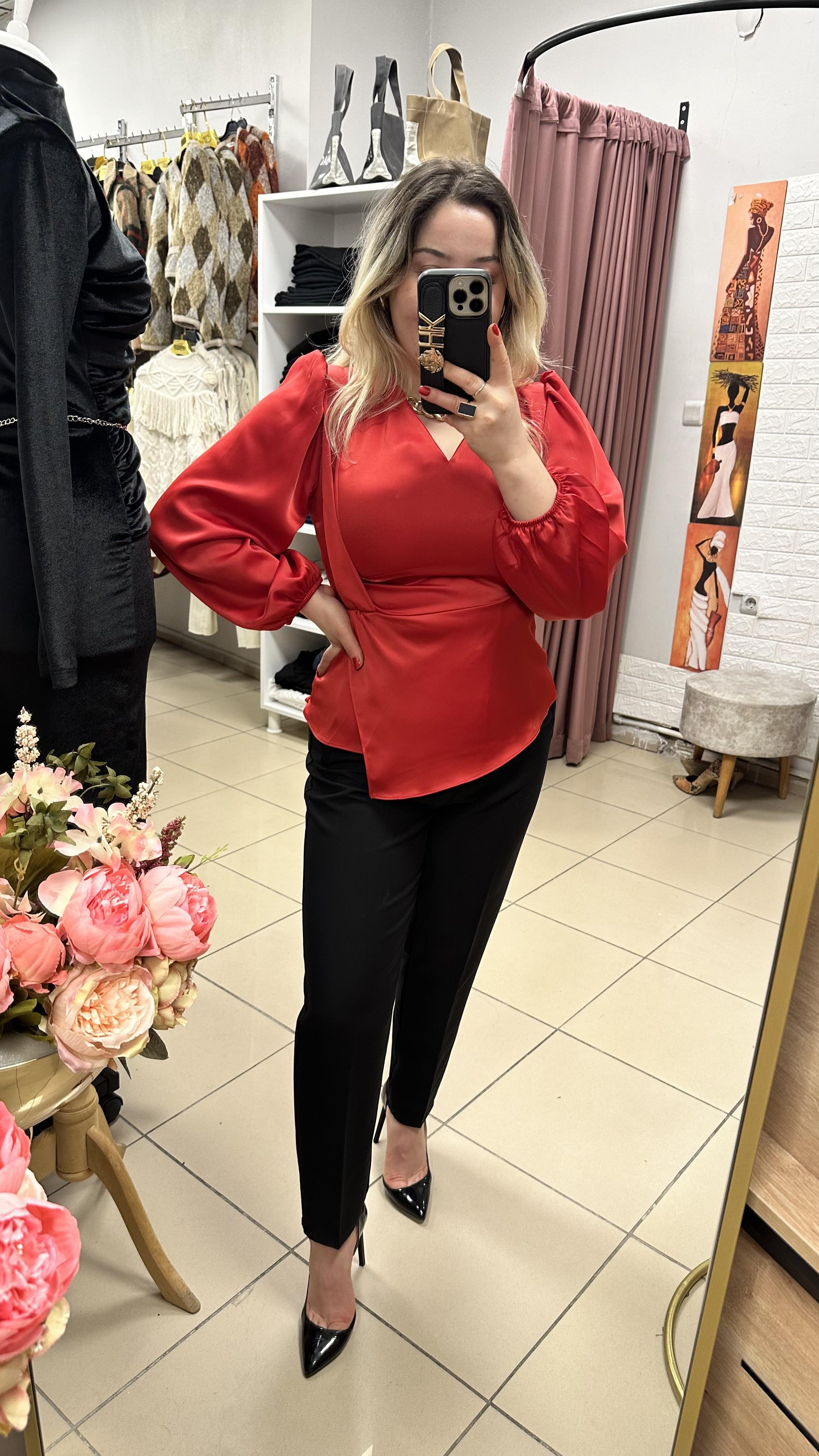 V yaka kırmızı saten bluz